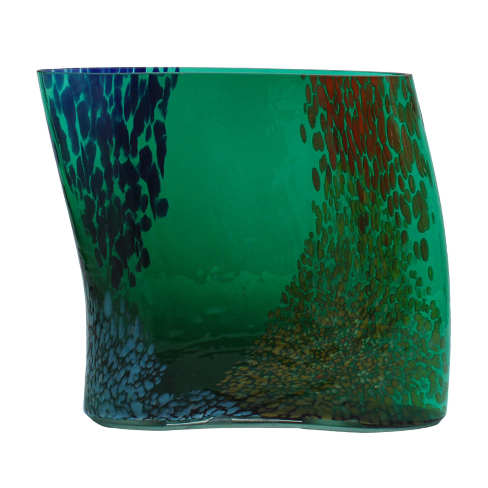 Diese ausdrucksstarke Vase aus mundgeblasenem Glas wurde in den 1970er Jahren in Murano, Italien, hergestellt und zeigt den kühnen, organischen Geist des italienischen Modernismus. Der smaragdgrüne Korpus ist mit abstrakten Mustern in Kobaltblau und