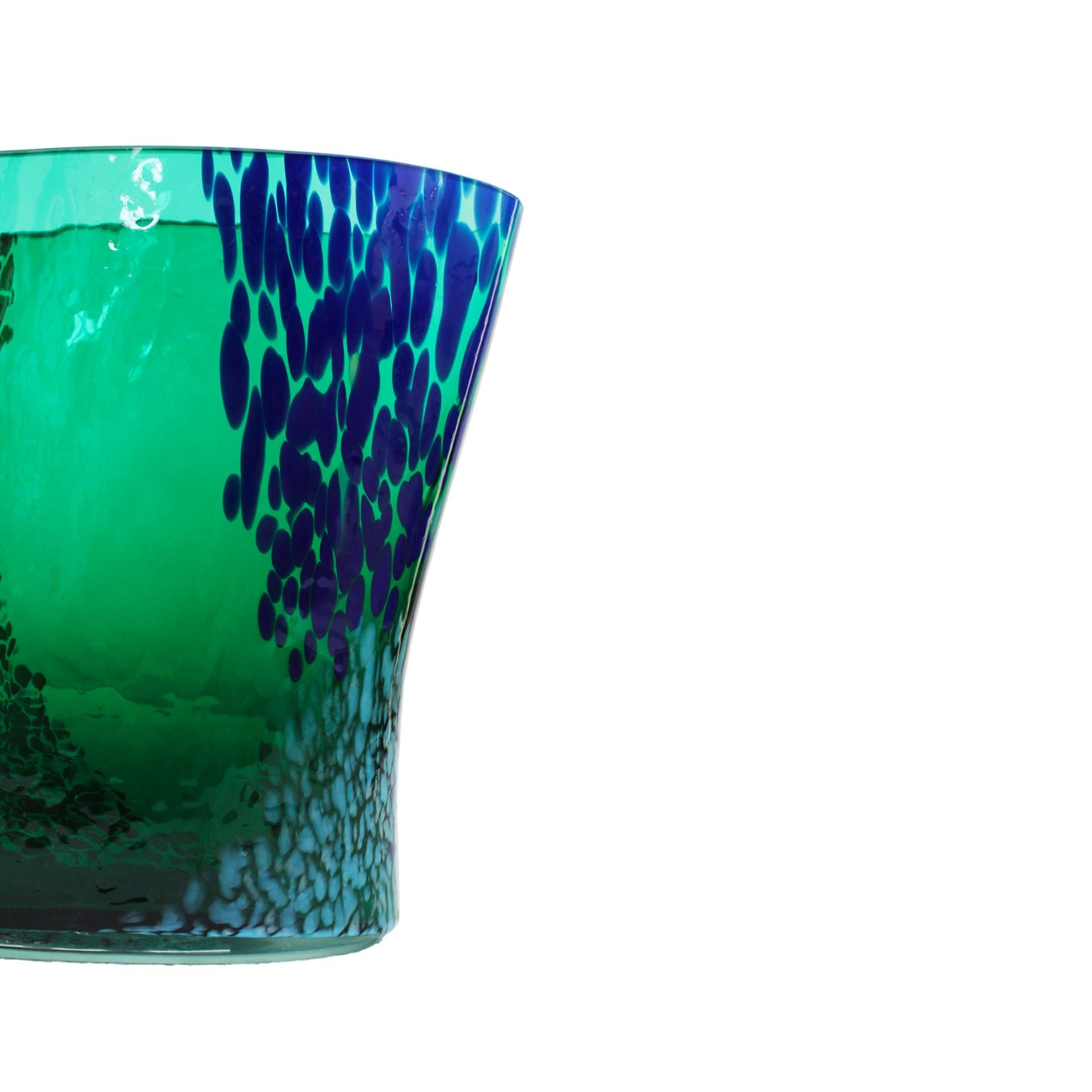 Kunsthandwerkliche Vase aus grünem Muranoglas, 1970er Jahre Italienisches Design (Ende des 20. Jahrhunderts) im Angebot