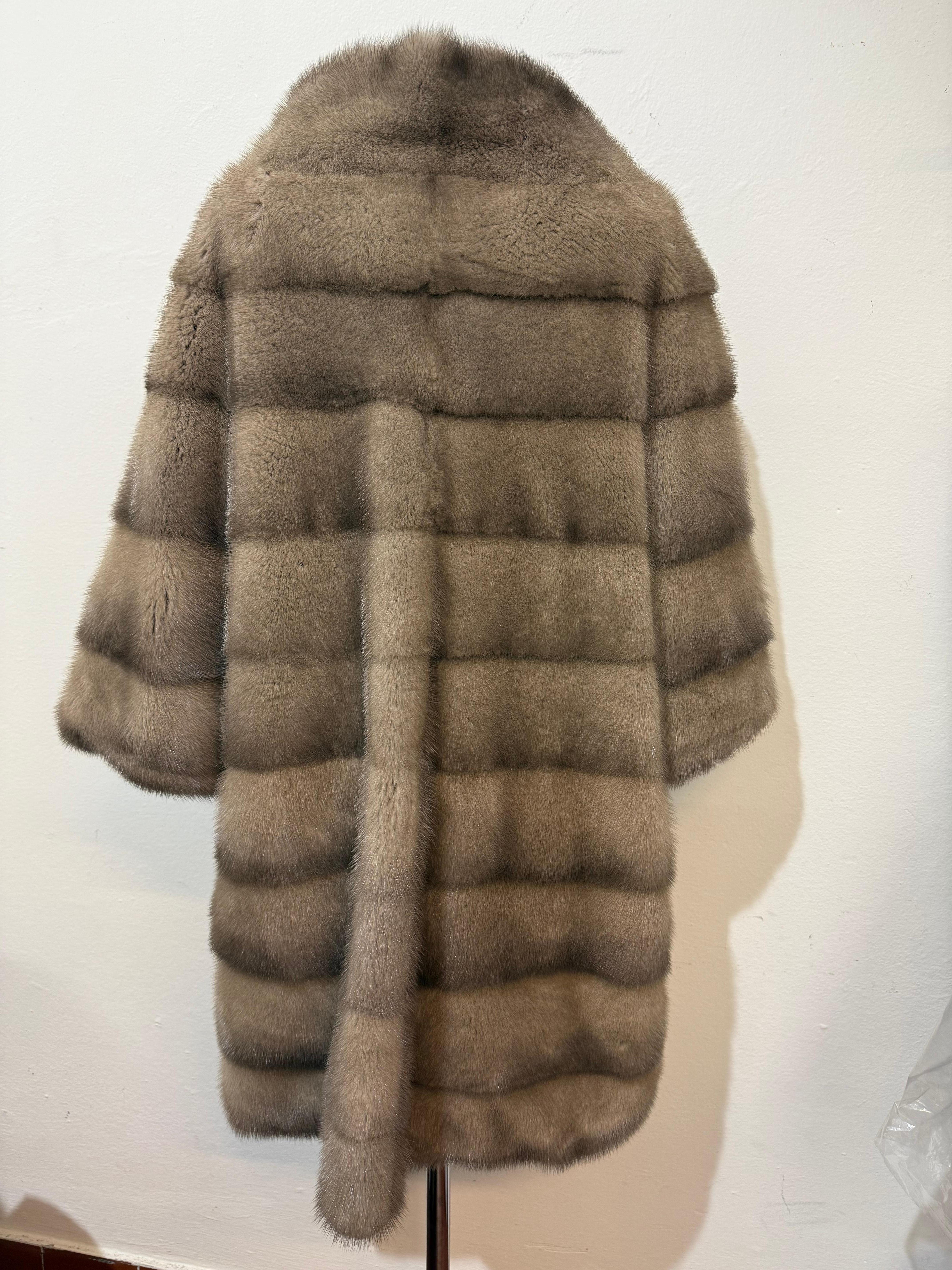 Beautiful short fur coat
Artisanal work made in Italy
Real mink
Grey color
Hook closure
Two pockets 
3/4 Sleeve
Length shoulder/hem cm 82 (32.2 inches)
Size M comfort
Fast international shipping from Italy included in the price
Your questions or