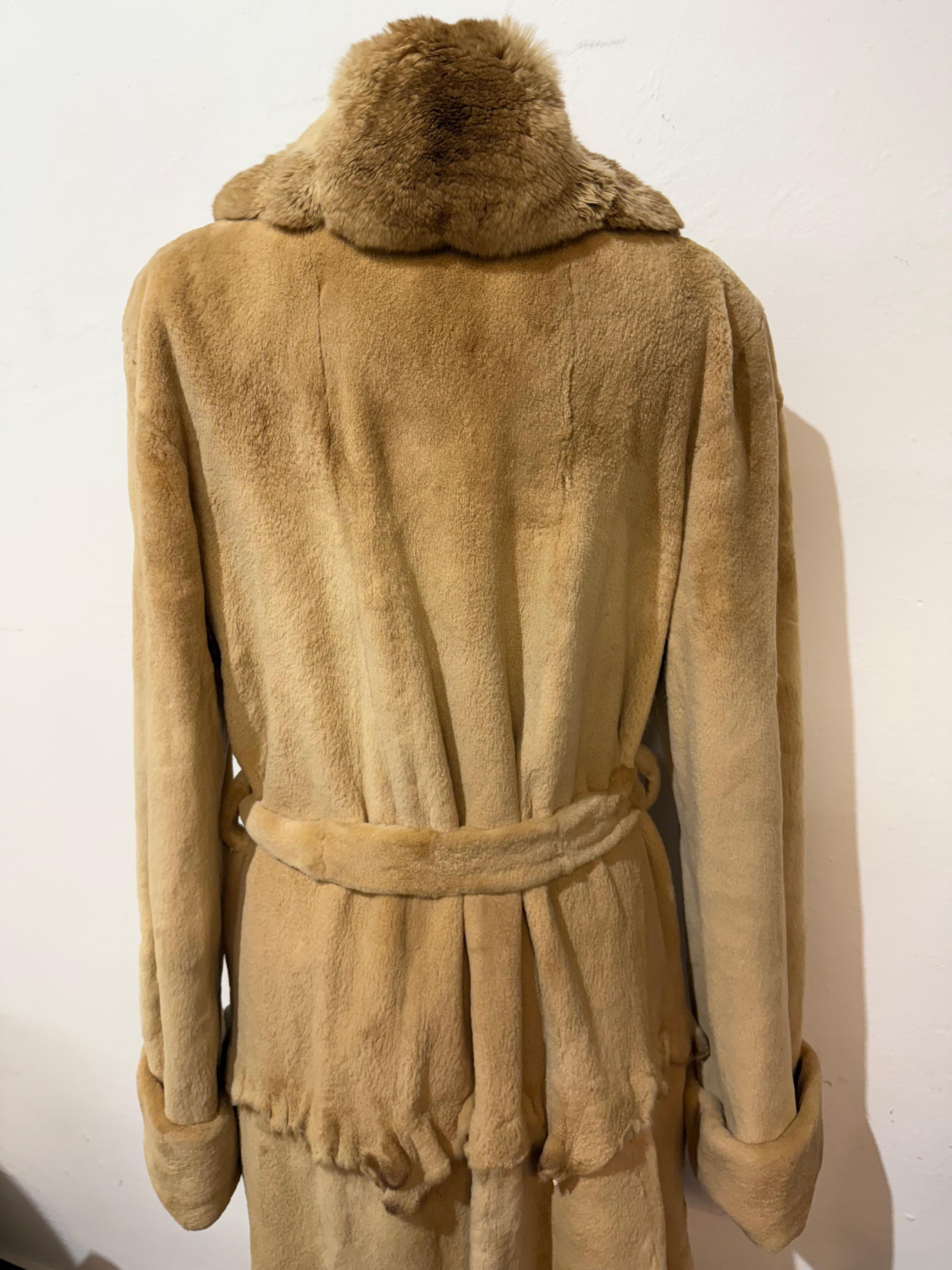 Beautiful fur coat
Artisanal work made in Italy
Real sshaved mink
Honey color
Hook closure
No pockets 
With belt
Length shoulder/hem cm 125 (49.2 inches)
Size M comfort
Fast international shipping from Italy included in the price
Your questions or