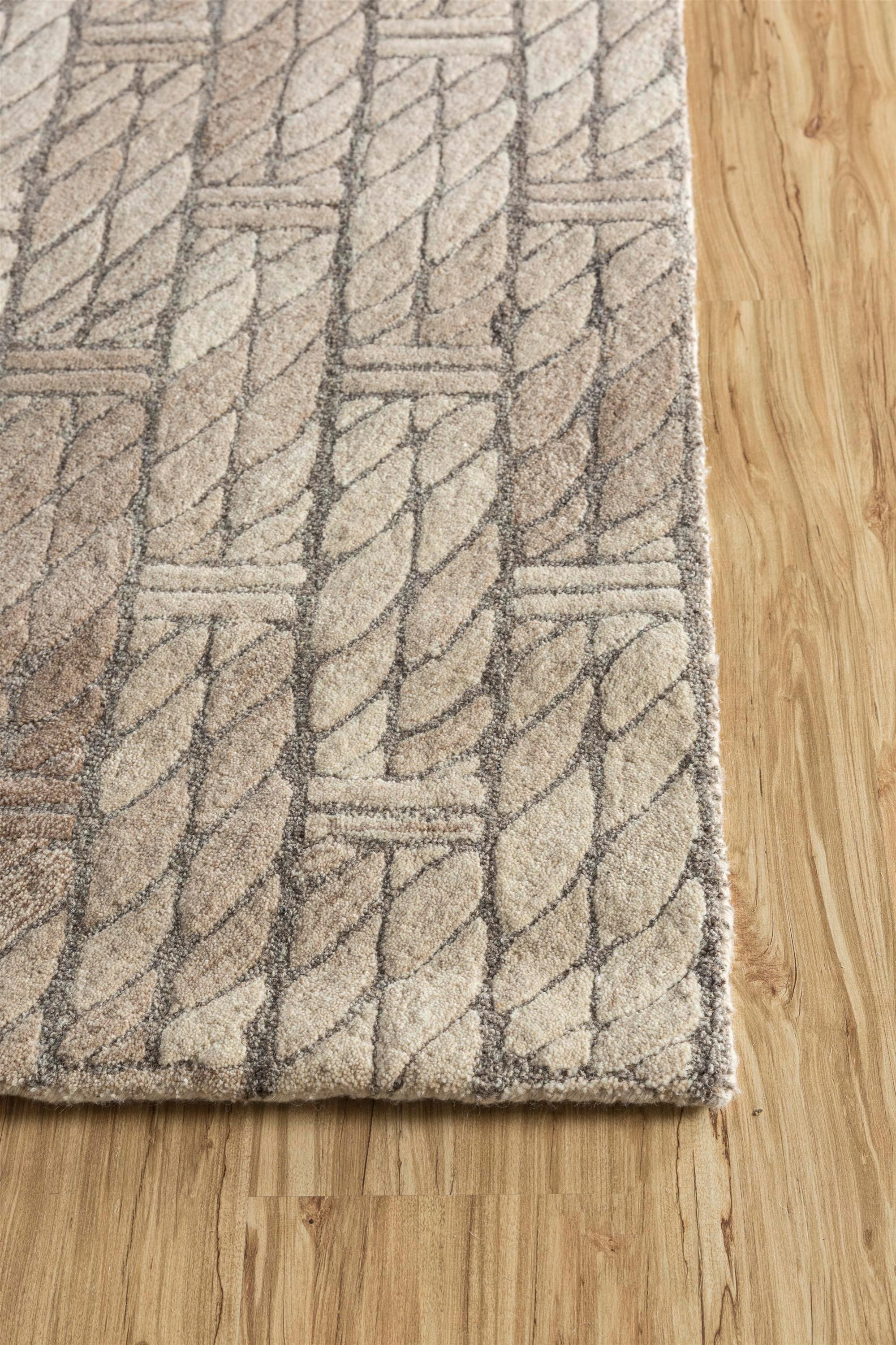 Can a rug be more than just a floor covering? Meet this Handtufted rug, a contemporary and livable piece of art, meticulously crafted from naturally dyed wool. The natural beige ground color and natural mushroom border create a versatile, neutral