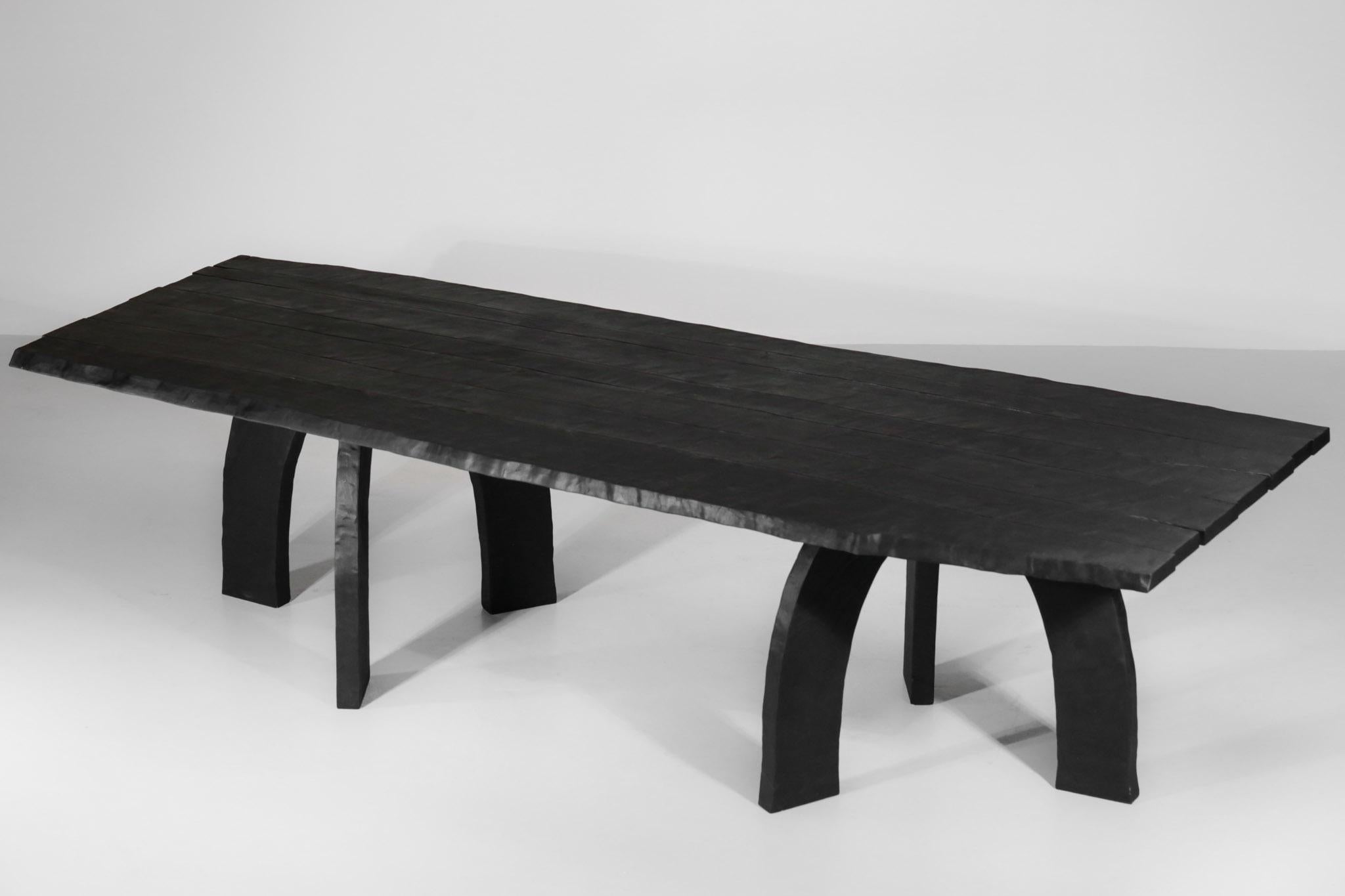 Großer Esstisch aus gebranntem Massivholz, vollständig von dem Kunsttischler Vincent Vincent entworfen und hergestellt.
Jeder Tisch wird in den Werkstätten in Lyon aus massivem Buchenholz vollständig von Hand gefertigt, wobei auf Qualität, Komfort