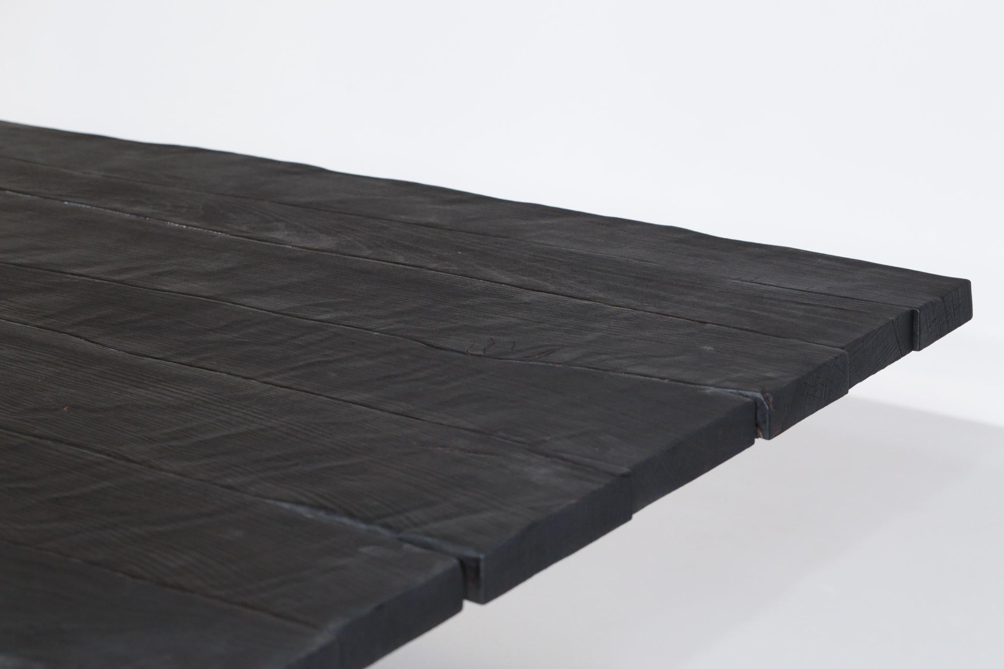 Gran mesa de comedor de madera maciza quemada creada y fabricada íntegramente por el ebanista artístico Vincent.
Concebidas con una preocupación absoluta por la calidad, el confort y la robustez, cada mesa se fabrica totalmente a mano, en madera