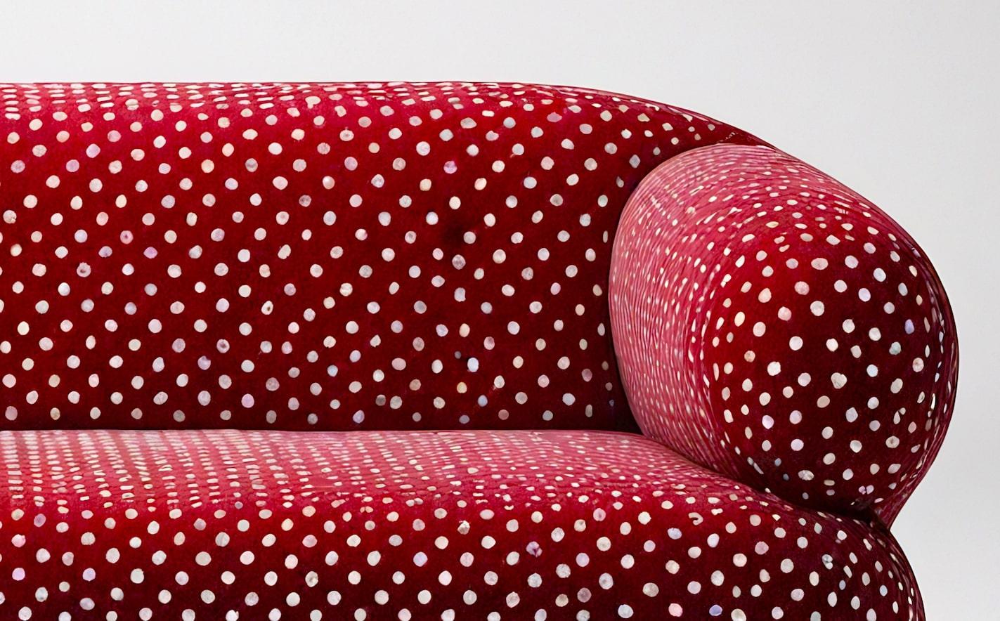 Mid-Century moderno Divano a 3 posti Artisanal Polkadot Borgogna in vendita