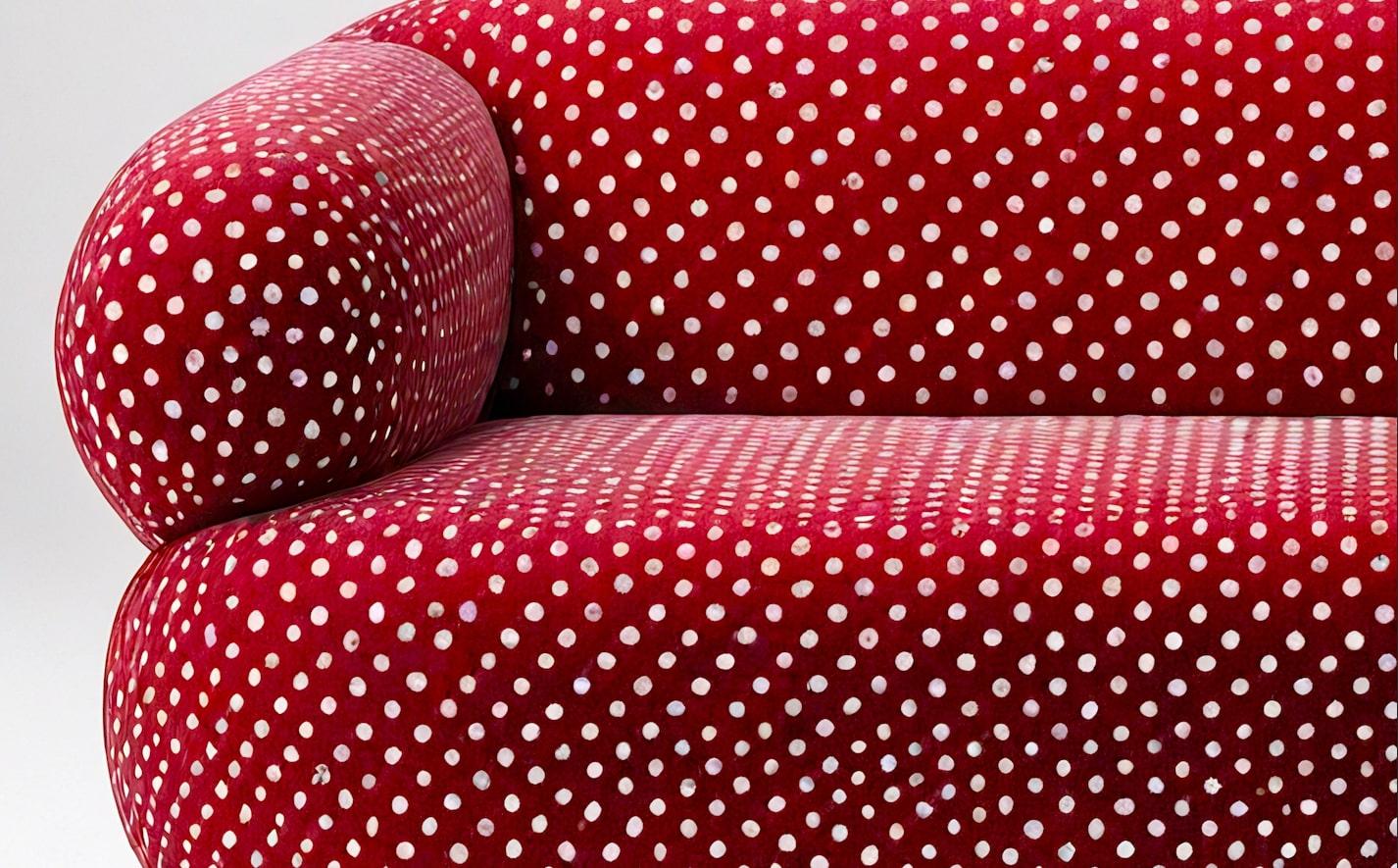 Divano a 3 posti Artisanal Polkadot Borgogna In condizioni Nuovo in vendita a New York, NY