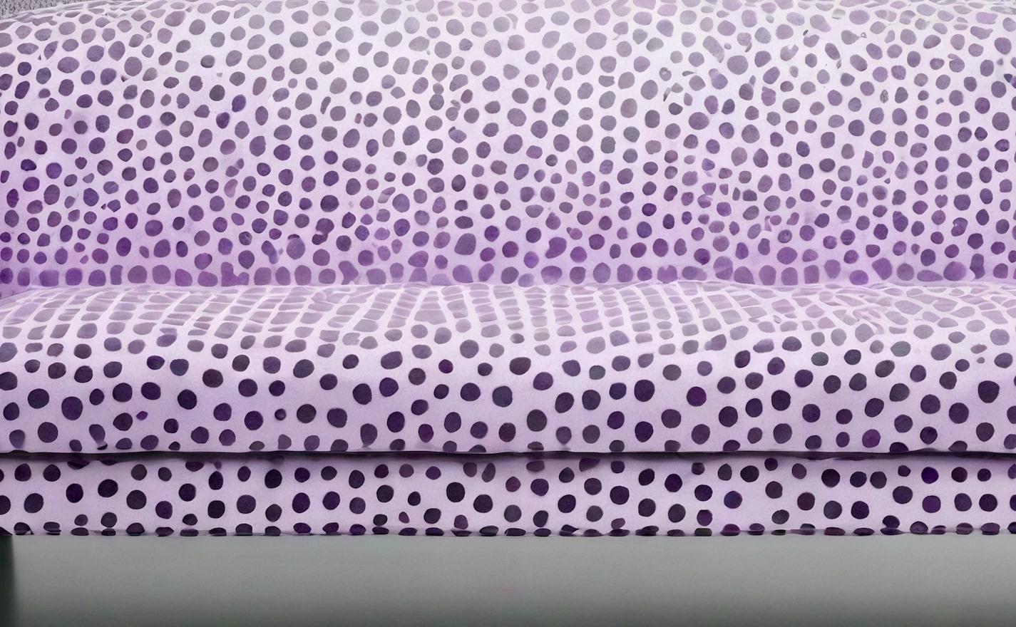 Canapé 3 places Artisanal Polkadot Lavande Neuf - En vente à New York, NY