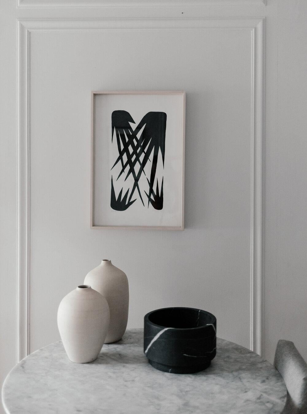 Mexicain Vase minimaliste artisanal en marbre noir massif, large, en stock en vente