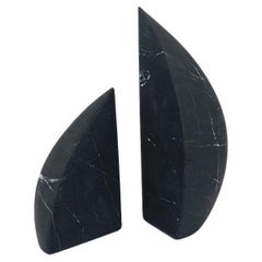 Kunsthandwerkliche massive minimalistische Gajo-Buchstützen aus schwarzem Marmor, 2er-Set, auf Lager