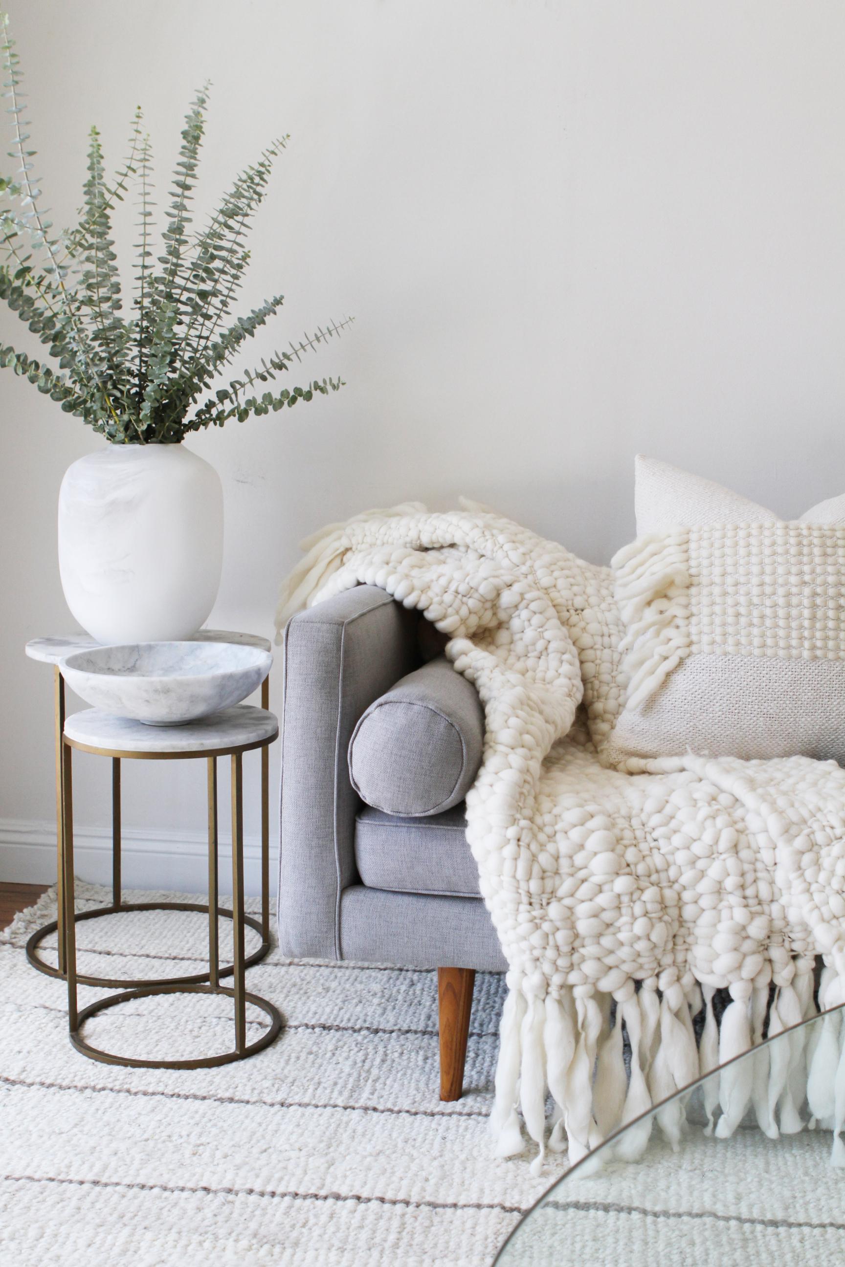 Bol minimaliste artisanal en marbre blanc massif, large, en stock Neuf - En vente à West Hollywood, CA