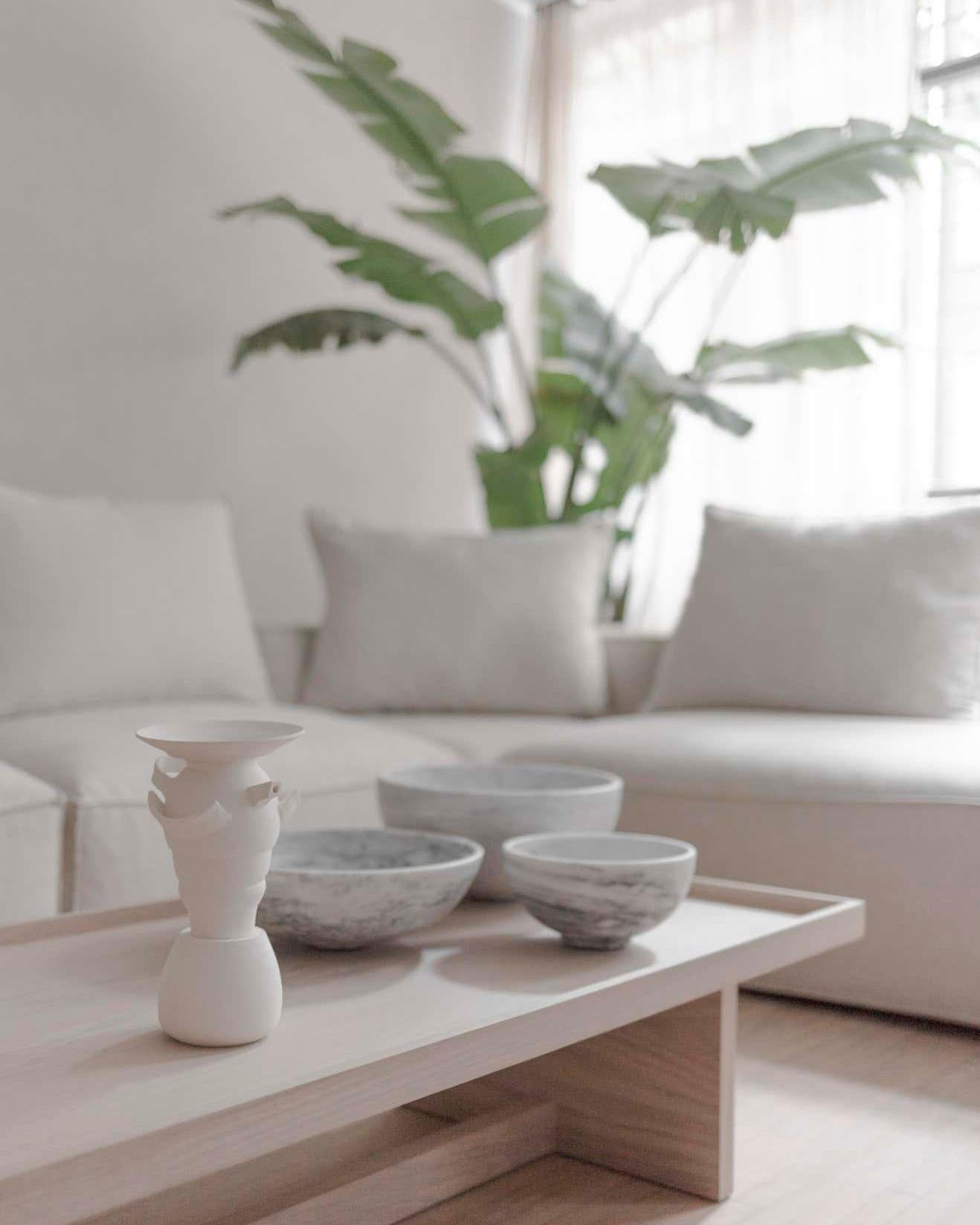 Bol minimaliste artisanal en marbre blanc massif, large, en stock en vente 1