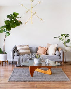 Minimalistische handwerkliche Vase aus massivem weißem Marmor, breit, auf Lager