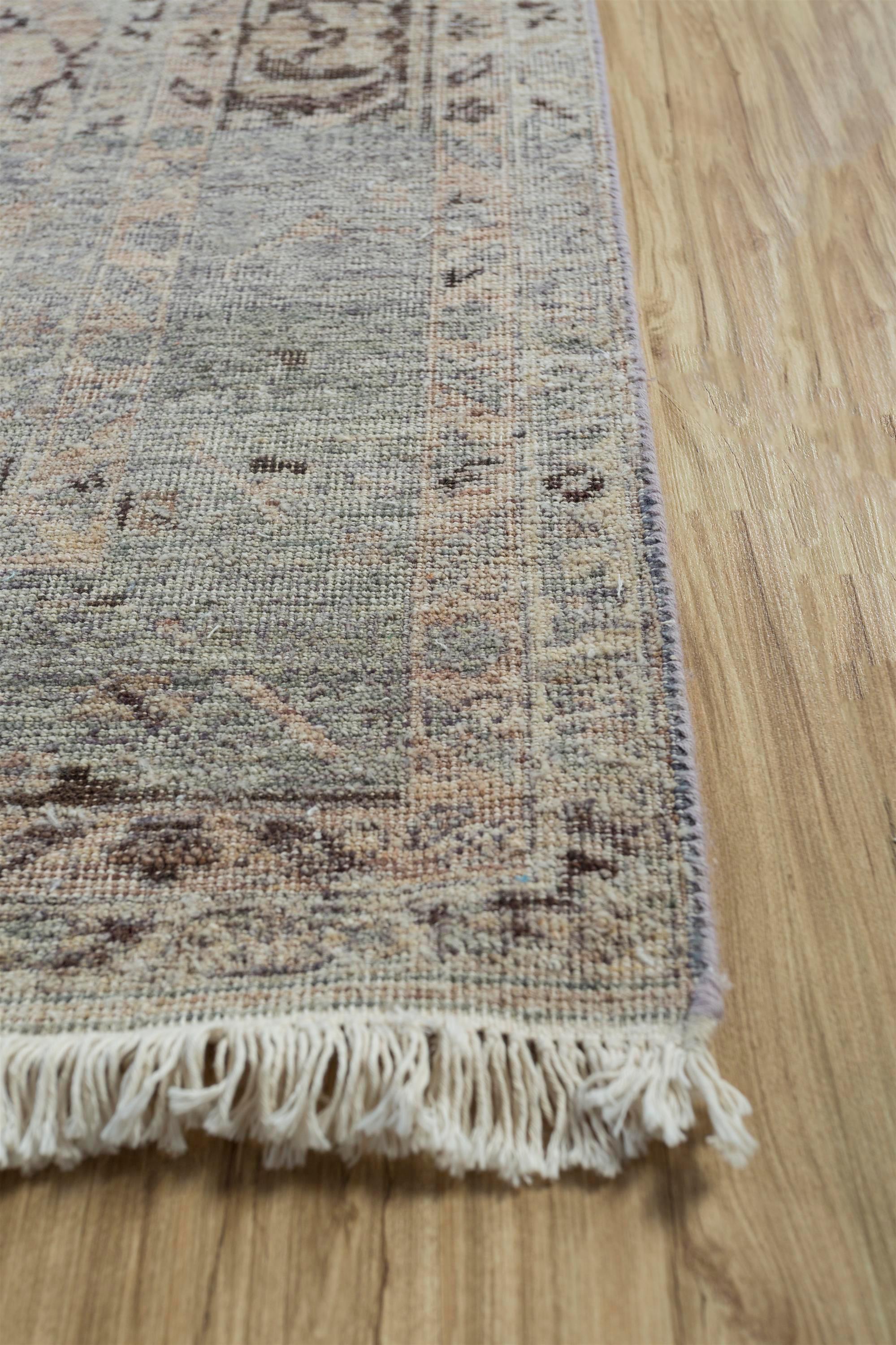 Adéntrate en el exquisito mundo de la elegancia anudada a mano con esta alfombra, una fusión de tradición y modernidad exclusivamente . Elaborada con lana y seda, es una obra maestra, tejida con intrincados diseños y motivos ornamentales. La