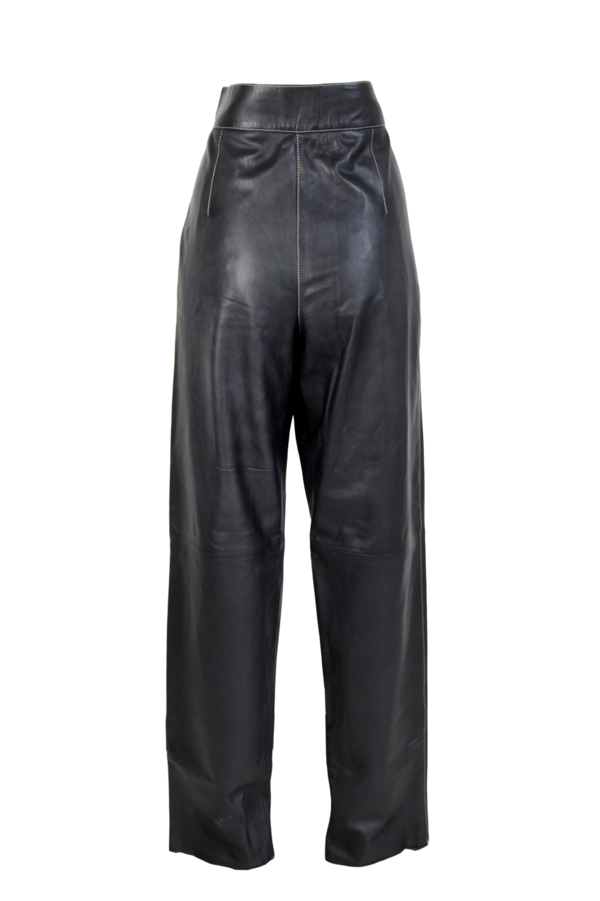 Arbiter 80s vintage women's leather trousers. Biker-style trousers, 100% leather, black with white stitching. Straight leg, high waist, with side pockets. Zip closure. Internally lined, 100% viscose. Made in Italy. New without tag.

Size: 48 IT 14