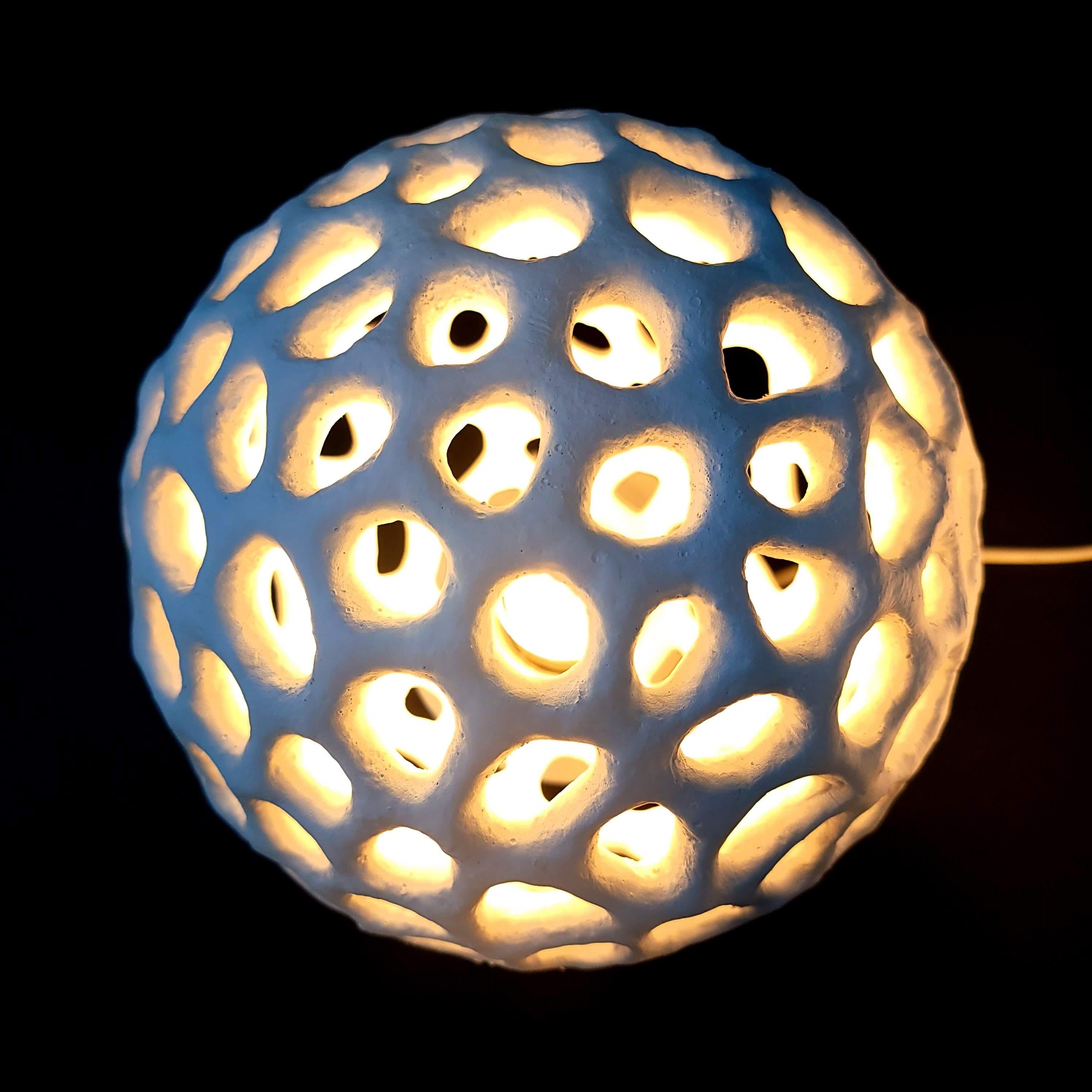 Organique Lampe de table artisanale Voronoi Sphere Ambient en vente