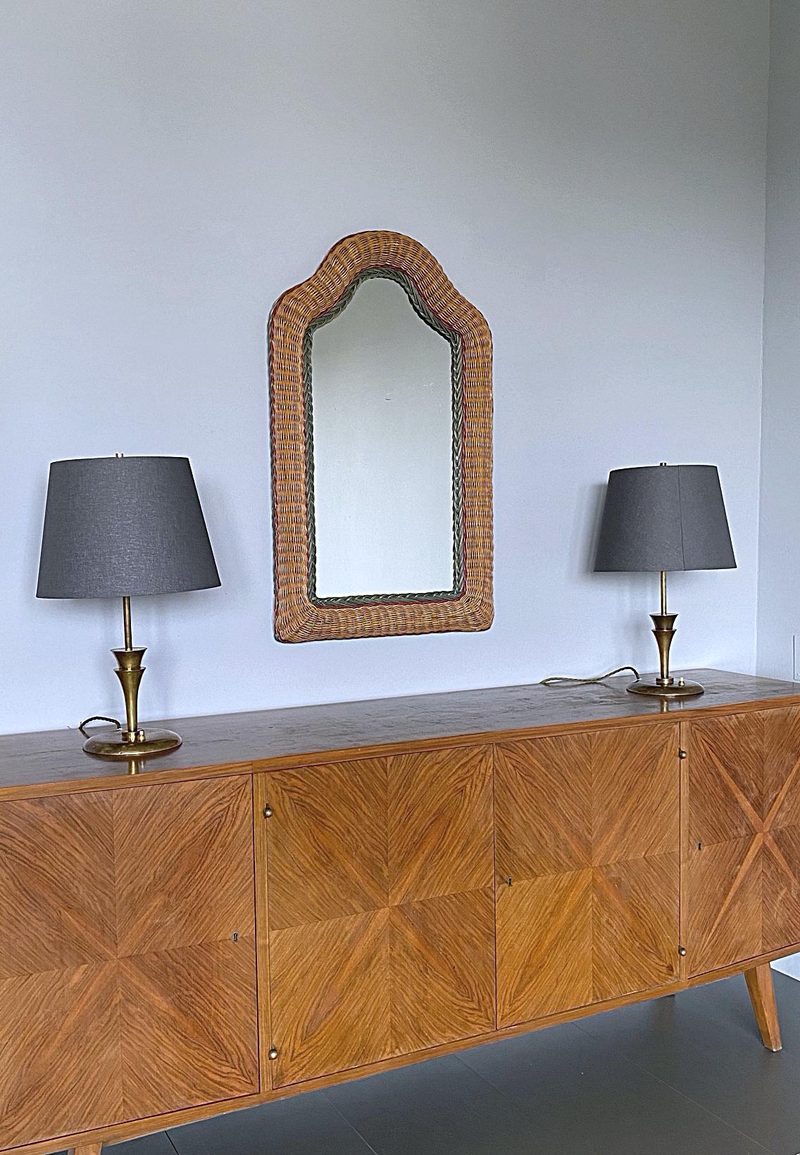 Schöner gewölbter Spiegel mit dreifarbigem handgefertigtem Rattanrahmen, Mitte der 1960er Jahre, Frankreich. 
Der Spiegel ist in einem sehr guten Zustand, ohne jegliche Flecken oder Beschädigungen.

 Wir haben dieses einzigartige Objekt auf einer