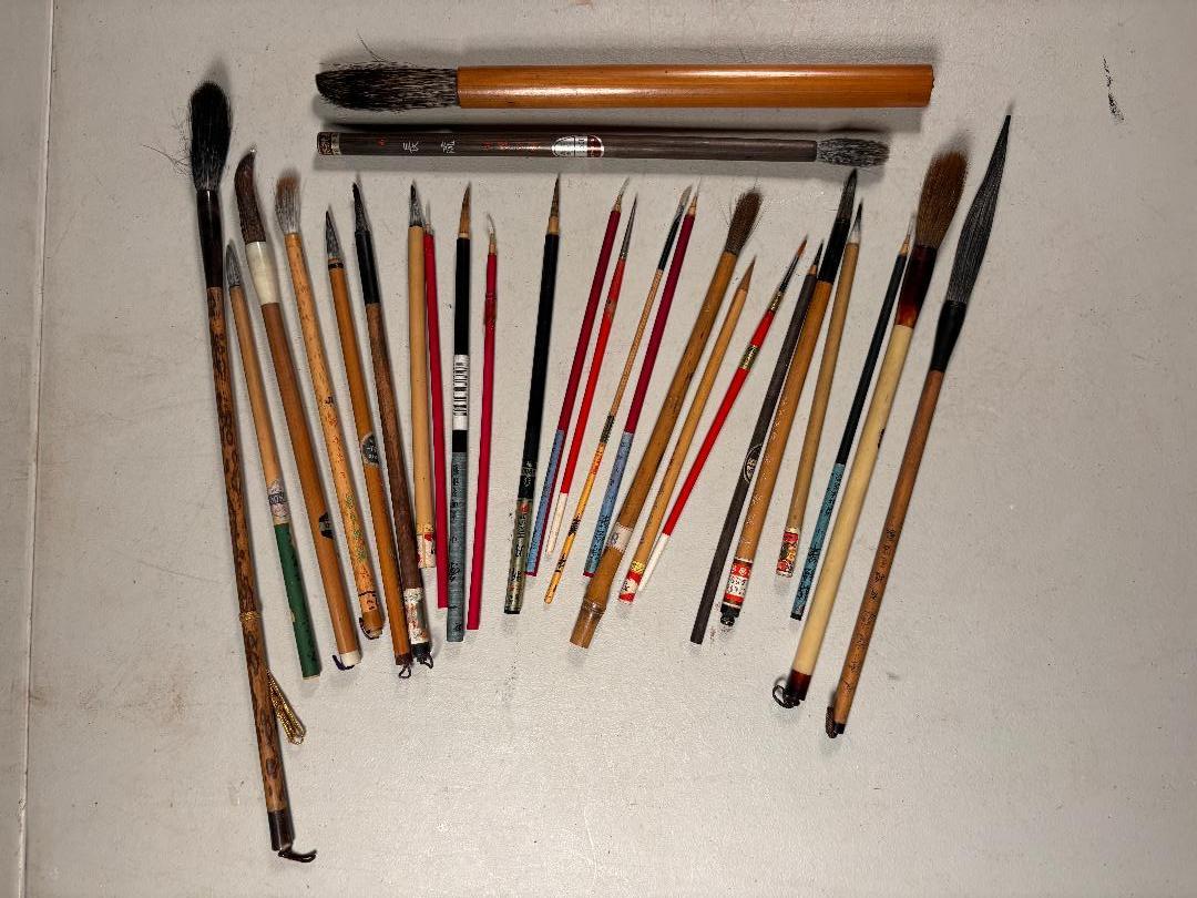Voici une trouvaille rare d'un collectionneur que nous avons visité au Japon. Un trésor très inhabituel.... 

Il s'agit d'une cache de vieux pinceaux d'artistes chinois et japonais en bambou pour la peinture et la calligraphie, datant des années