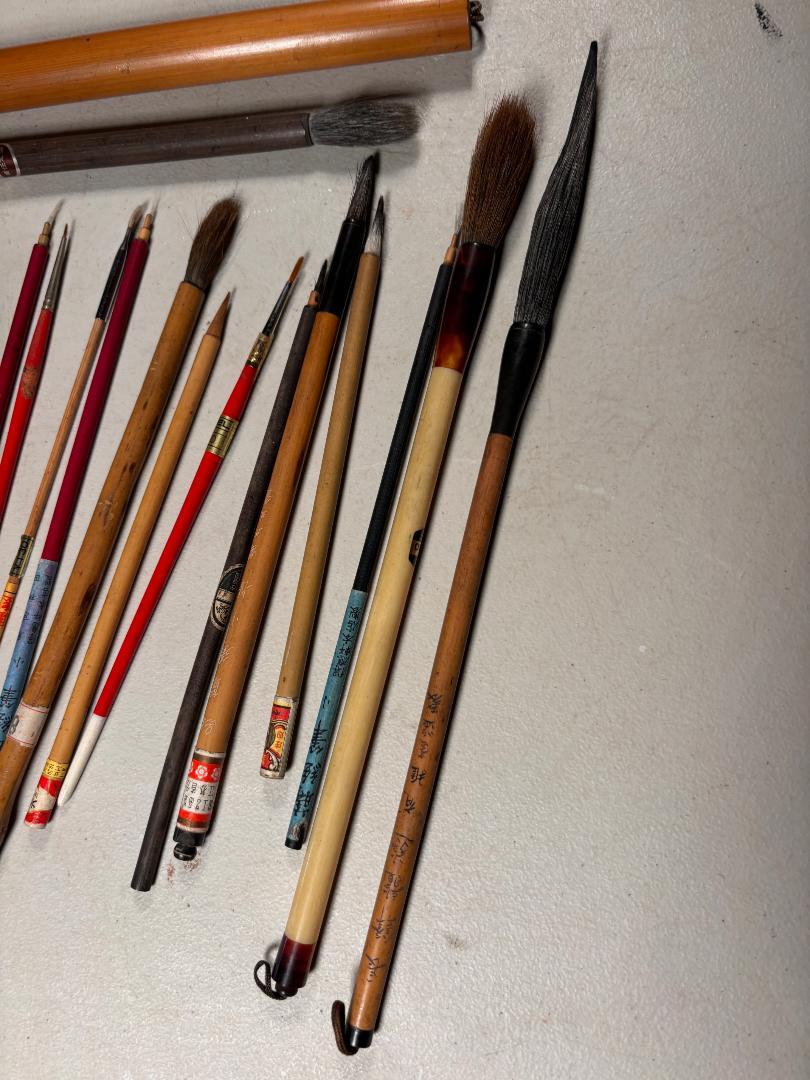 20ième siècle Cache artisanale de 25 brosses en bambou de calligraphie chinoise ancienne en vente