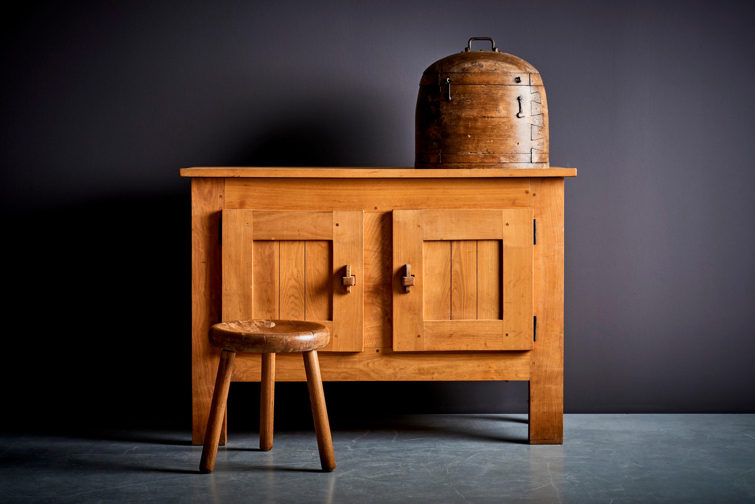 Artisans et paysans de Lozère Crendenza France 1970s in chestnut For Sale 5