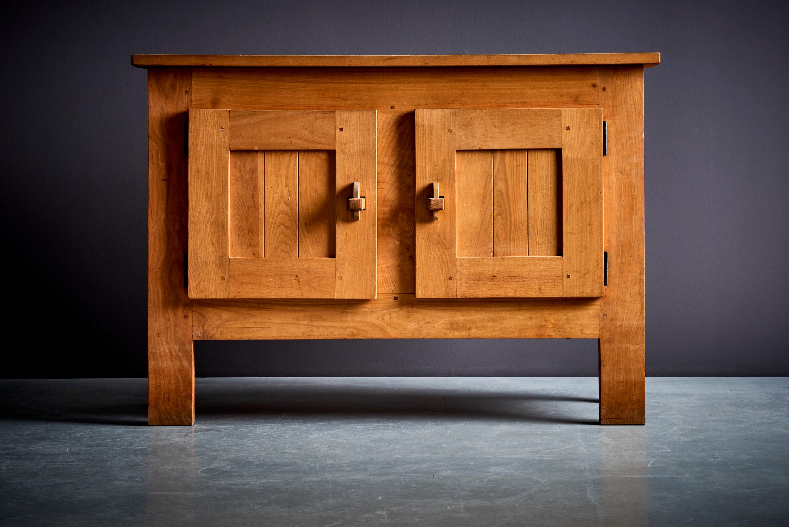 Artisans et paysans de Lozère Crendenza France 1970s in chestnut For Sale 6