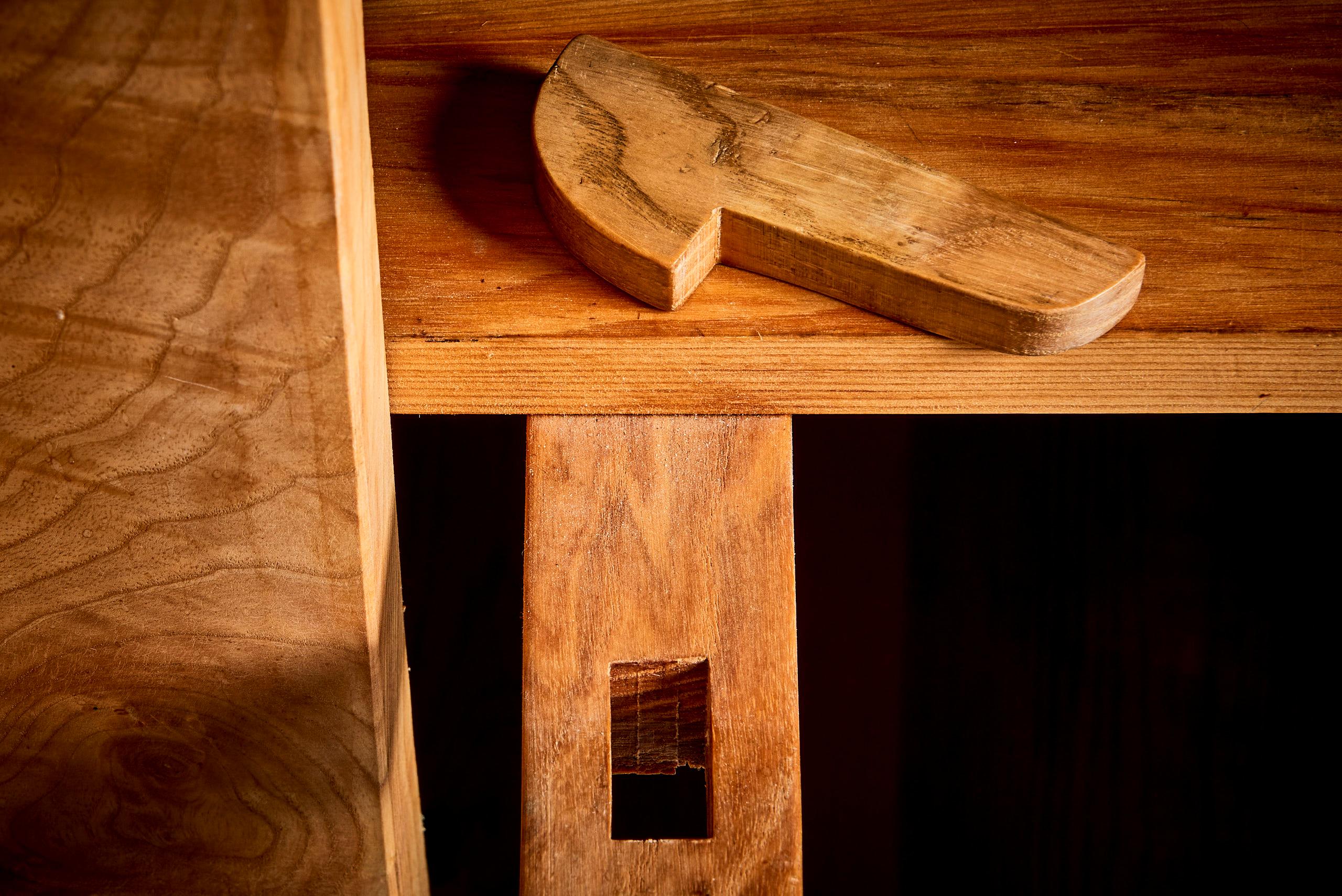Mid-Century Modern Artisans et paysans de Lozère Crendenza France 1970s in chestnut For Sale