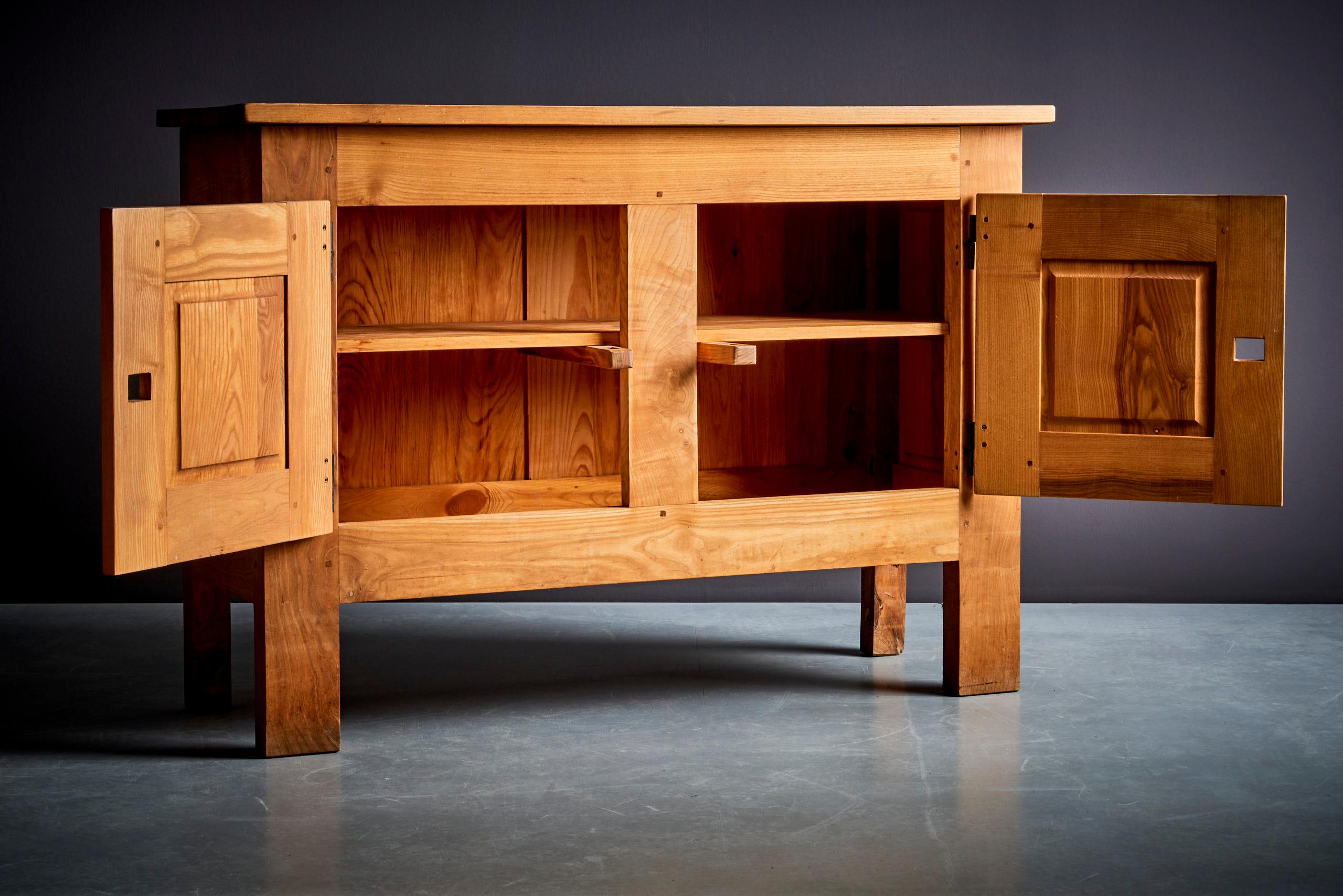 Late 20th Century Artisans et paysans de Lozère Crendenza France 1970s in chestnut For Sale