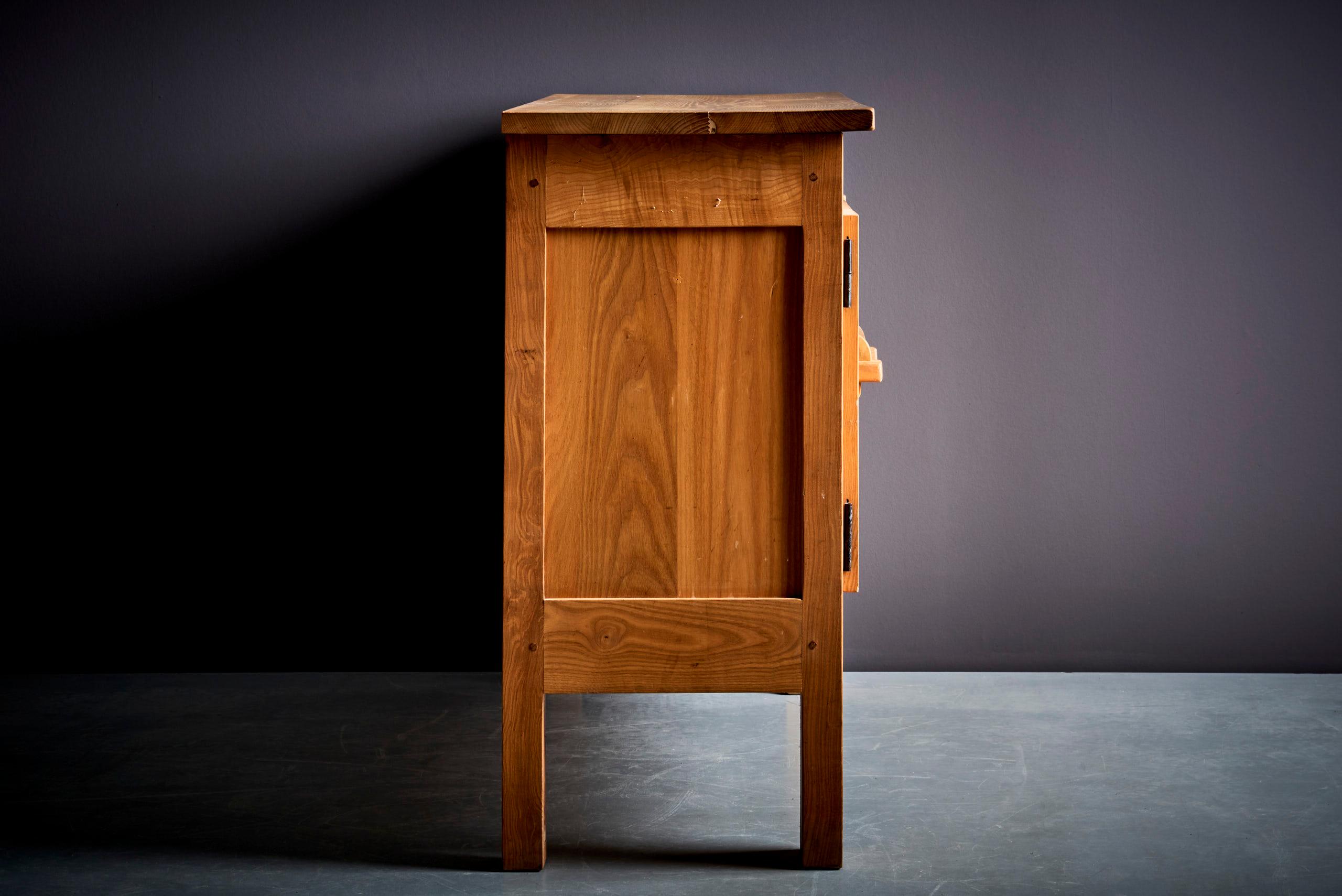 Artisans et paysans de Lozère Crendenza France 1970s in chestnut For Sale 1