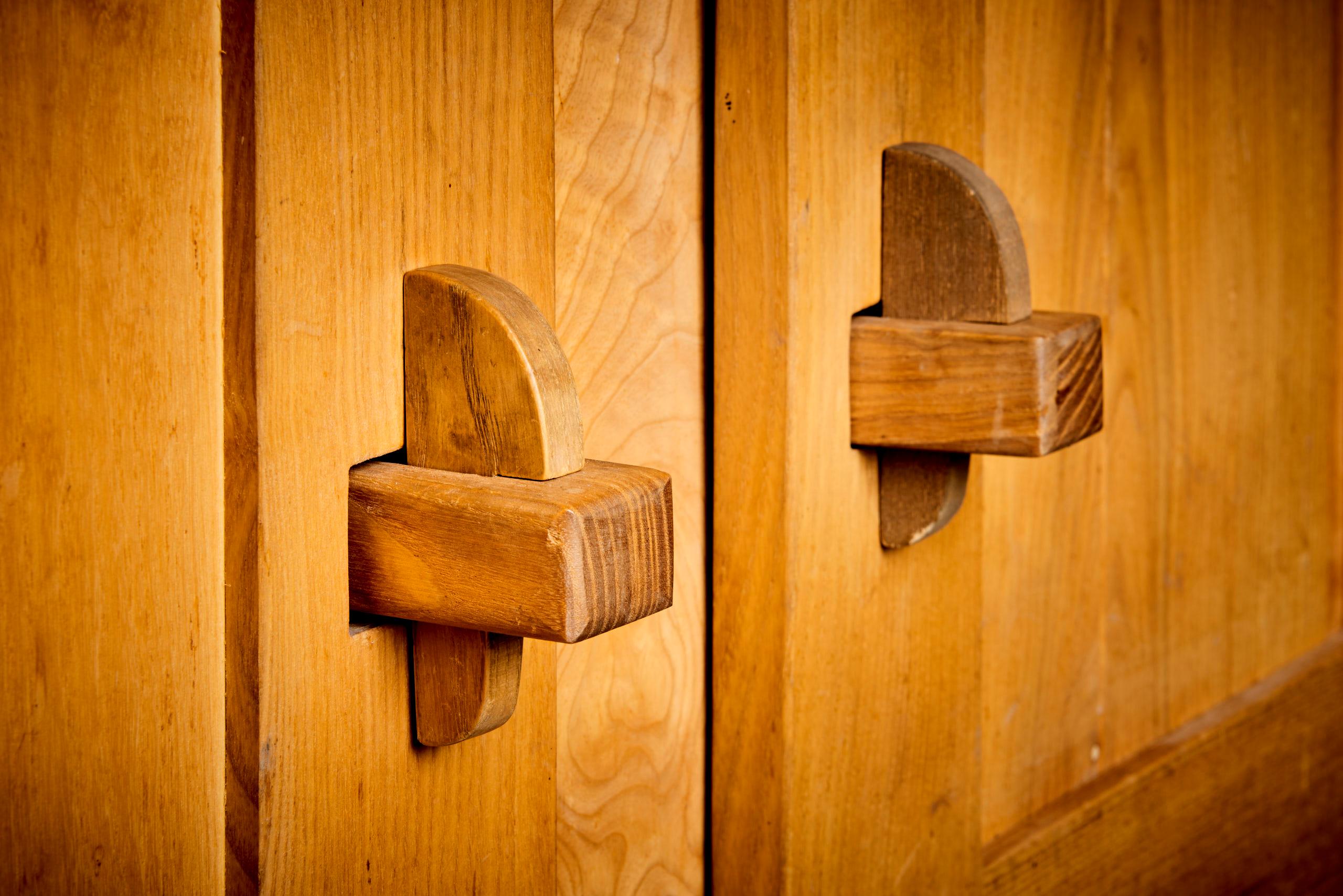 Artisans et paysans de Lozère Crendenza France 1970s in chestnut For Sale 2