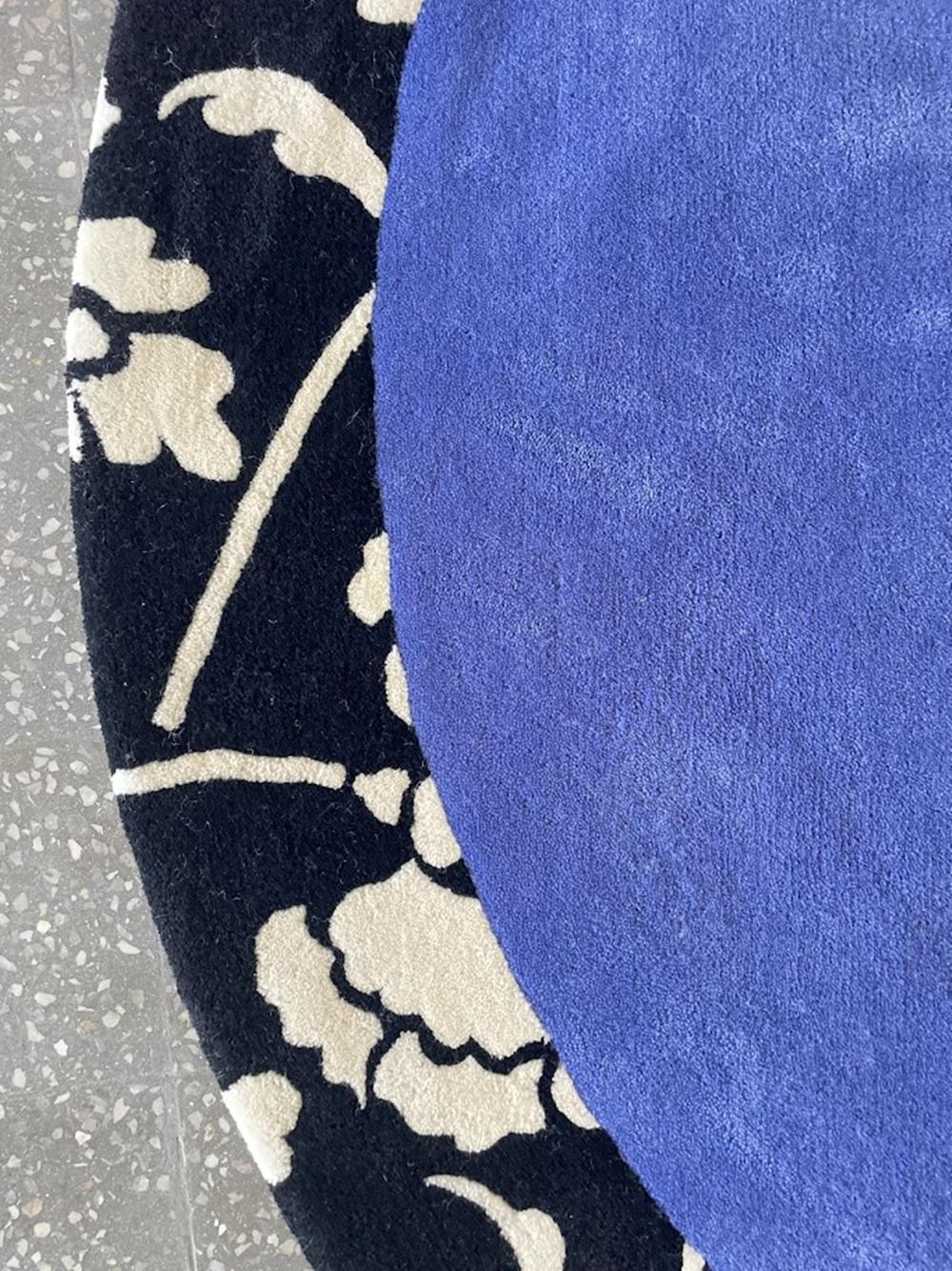 Ce tapis rond unique de 200x200 cm de Tisca provient de la collection emblématique tuftée à la main de la marque, produite dans les années 1980. Les tapis Tisca, en particulier les pièces tuftées à la main, sont réputés pour leur savoir-faire