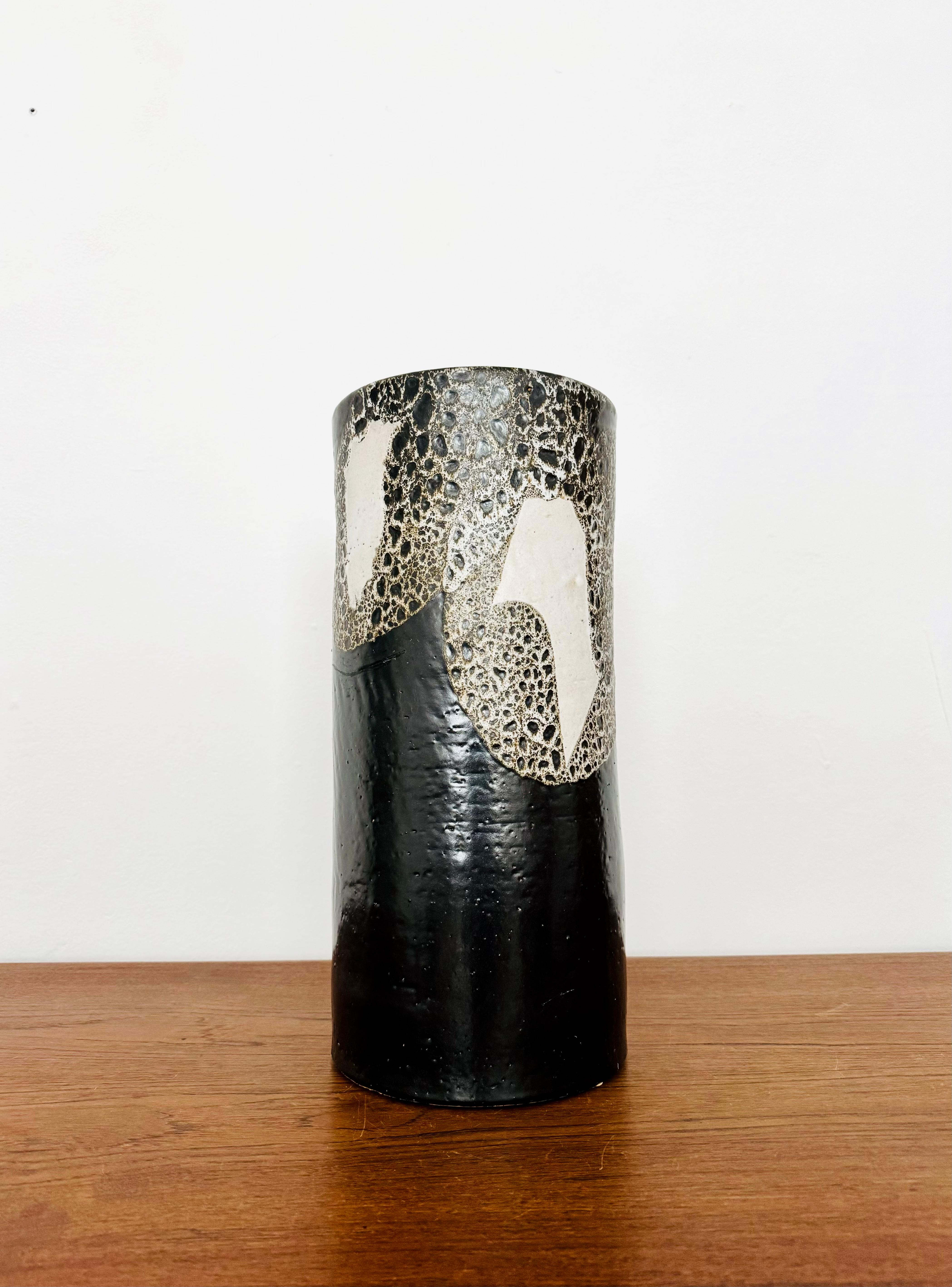 Stunning artist ceramic table lamp from the 1960s.
The lamp has a great structure and is wonderfully designed.
Very high quality workmanship and fantastic design.
A spectacular play of light is created.

Condition:

Very good vintage condition with