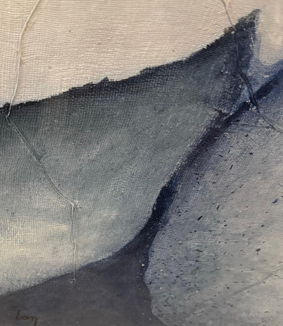 L'artiste belge contemporaine Diane Petry crée ses propres toiles à trois couches en utilisant du coton pima, de la gaze et du papier fin.
Les bords bruts et les fils appliqués ajoutent texture et dimension.
Toutes les œuvres d'art peuvent être