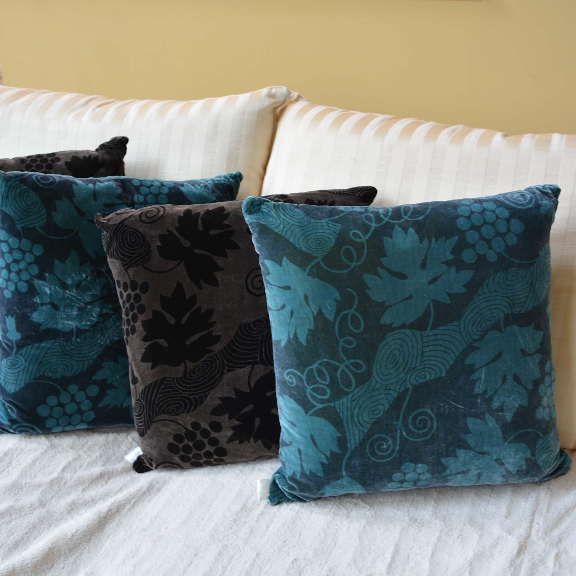 Artist Hand-Dyed Cushions Brown Front Coordinating Navy Blue Back (Niederländisch) im Angebot