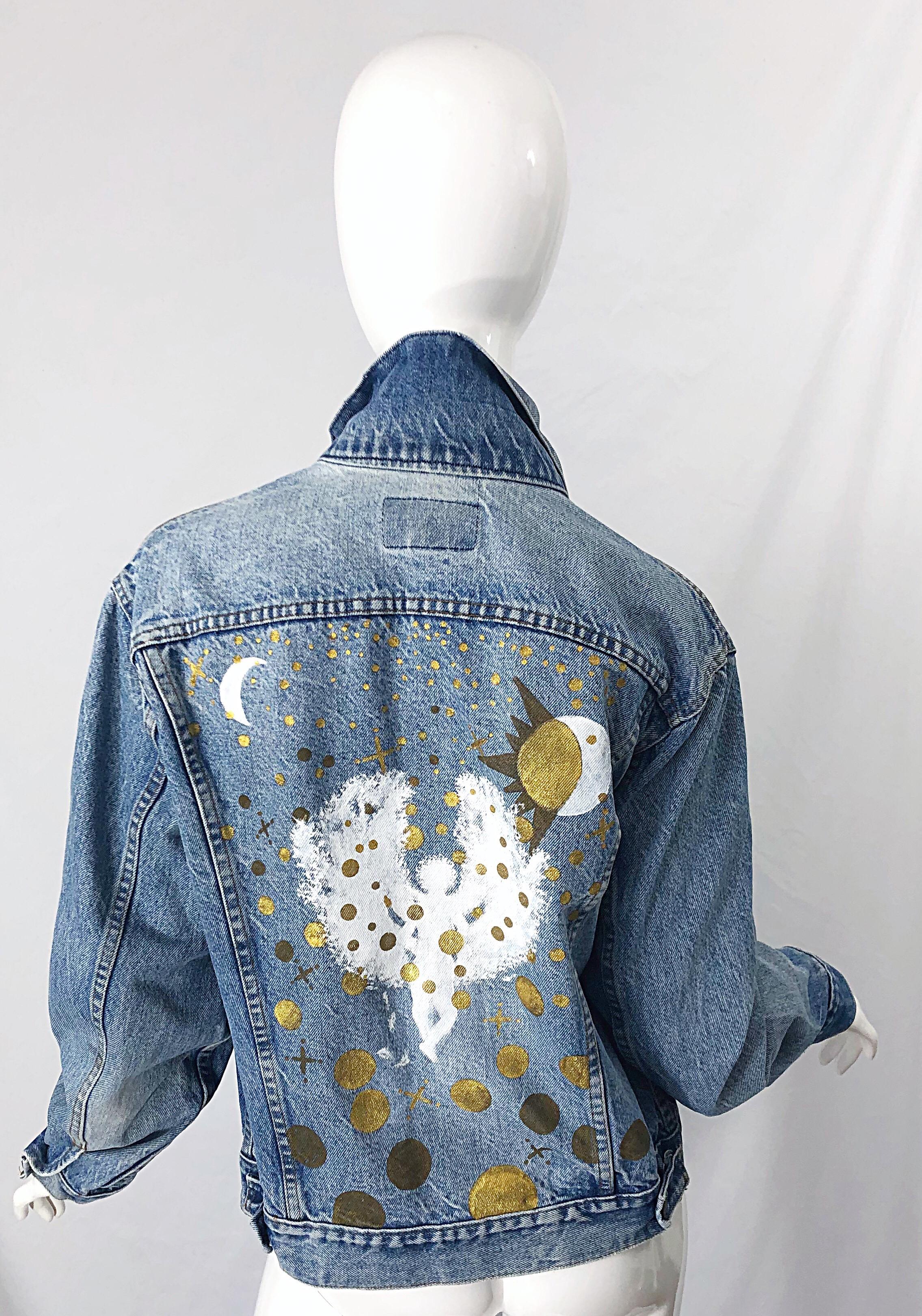 Giacca vintage in denim dell'artista dipinta a mano unisex City of Angels oro e bianco In condizioni ottime in vendita a San Diego, CA