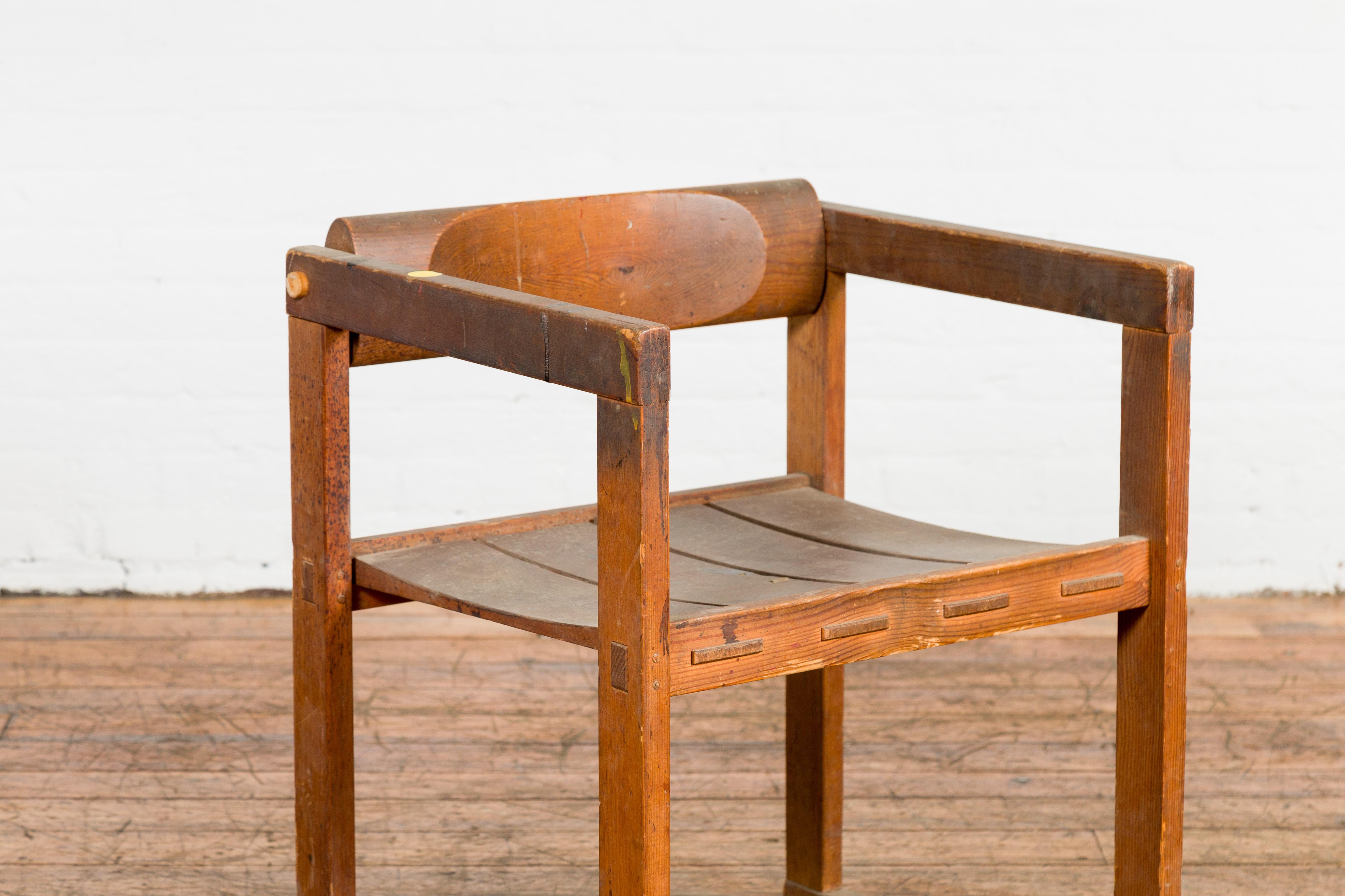 Bois Chaise de bureau vintage de style industriel avec caractère rustique par un artiste en vente
