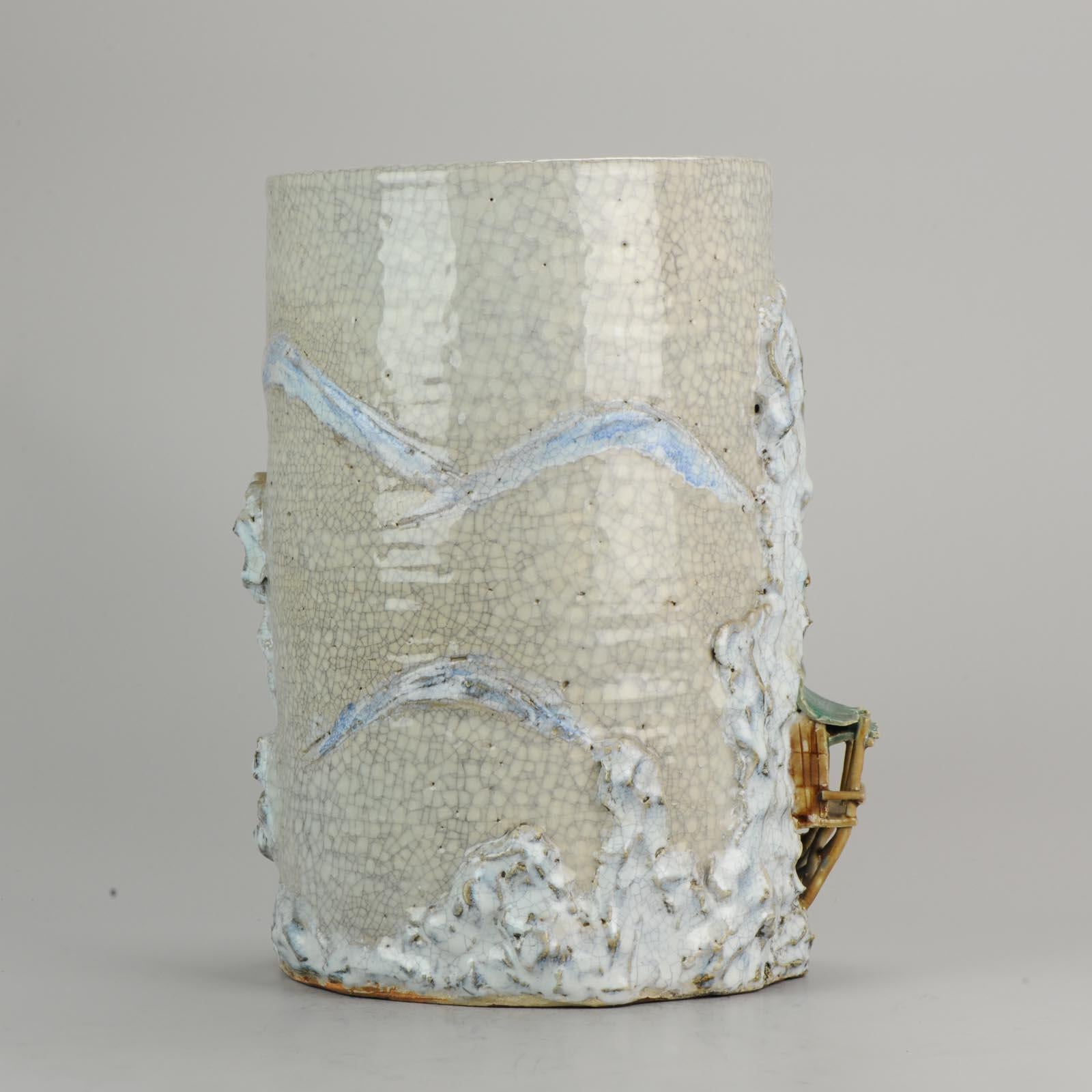 Grande vaso a spazzola (29,5 cm) con decorazione a rilievo. Marcato con un timbro Liang Ju Cheng. Comprato a Hong Kong nel 1993, quindi molto probabilmente negli anni '80 o nei primi anni '90.

Informazioni aggiuntive:
Materiale: Porcellana e