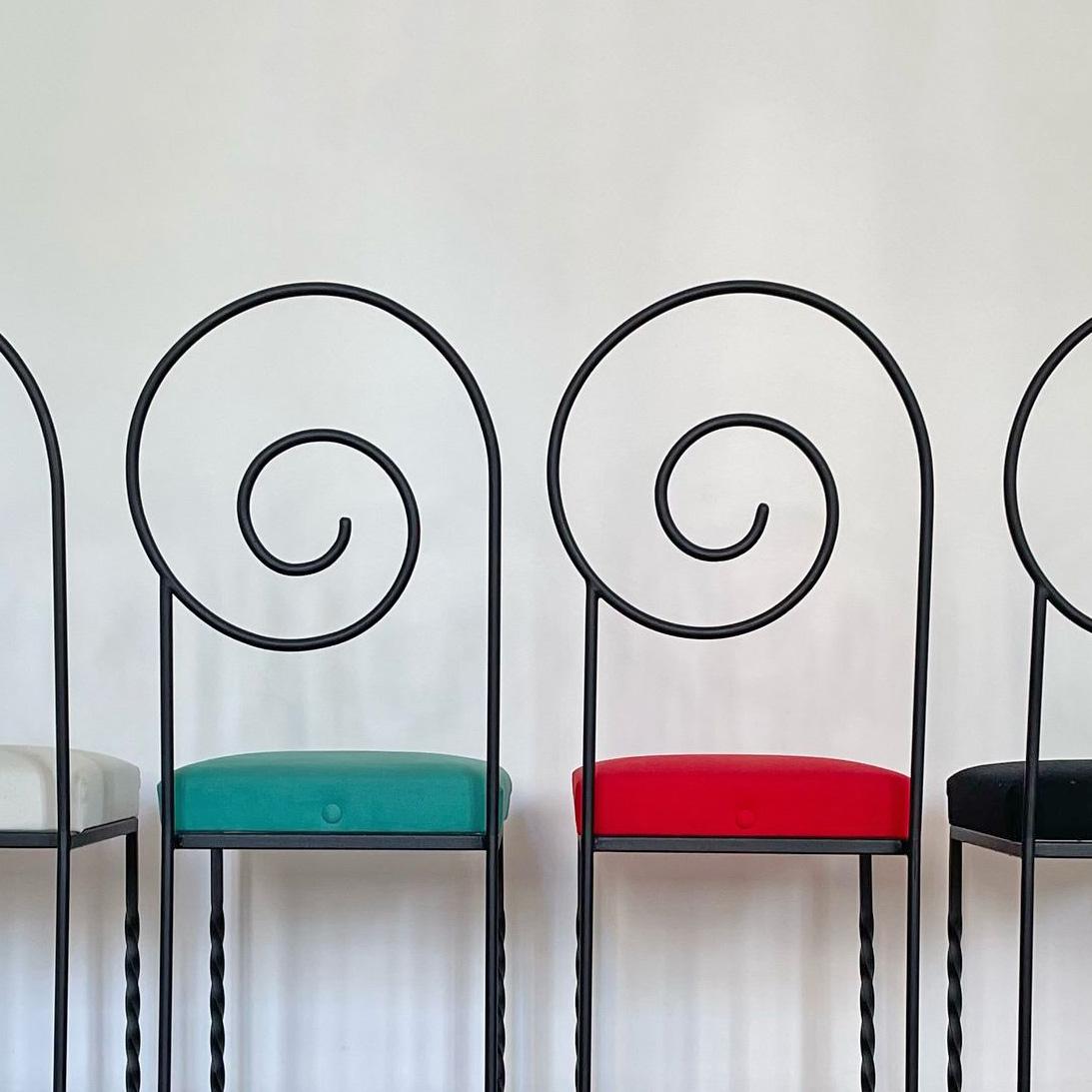 Artista Luigi Serafini Cuatro sillas colgantes de acero negro Posmoderno en venta