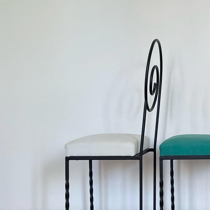 Artista Luigi Serafini Cuatro sillas colgantes de acero negro Italiano en venta