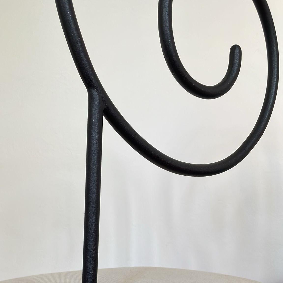 Artista Luigi Serafini Cuatro sillas colgantes de acero negro siglo XX en venta
