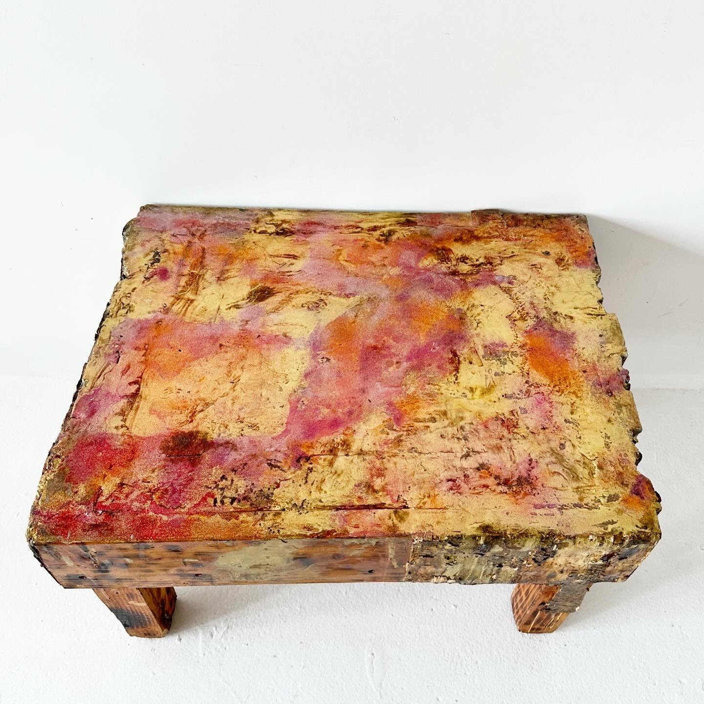 table basse brutaliste en résine rose dorée faite par un artiste en vente 2