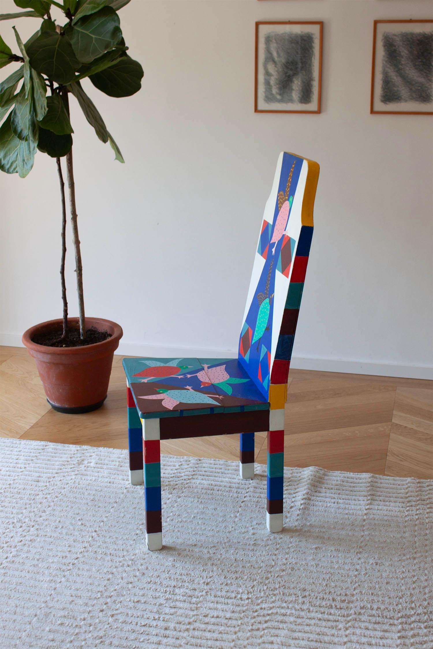 Chaise peinte colorée avec formes abstraites et motif oiseau en vente 2