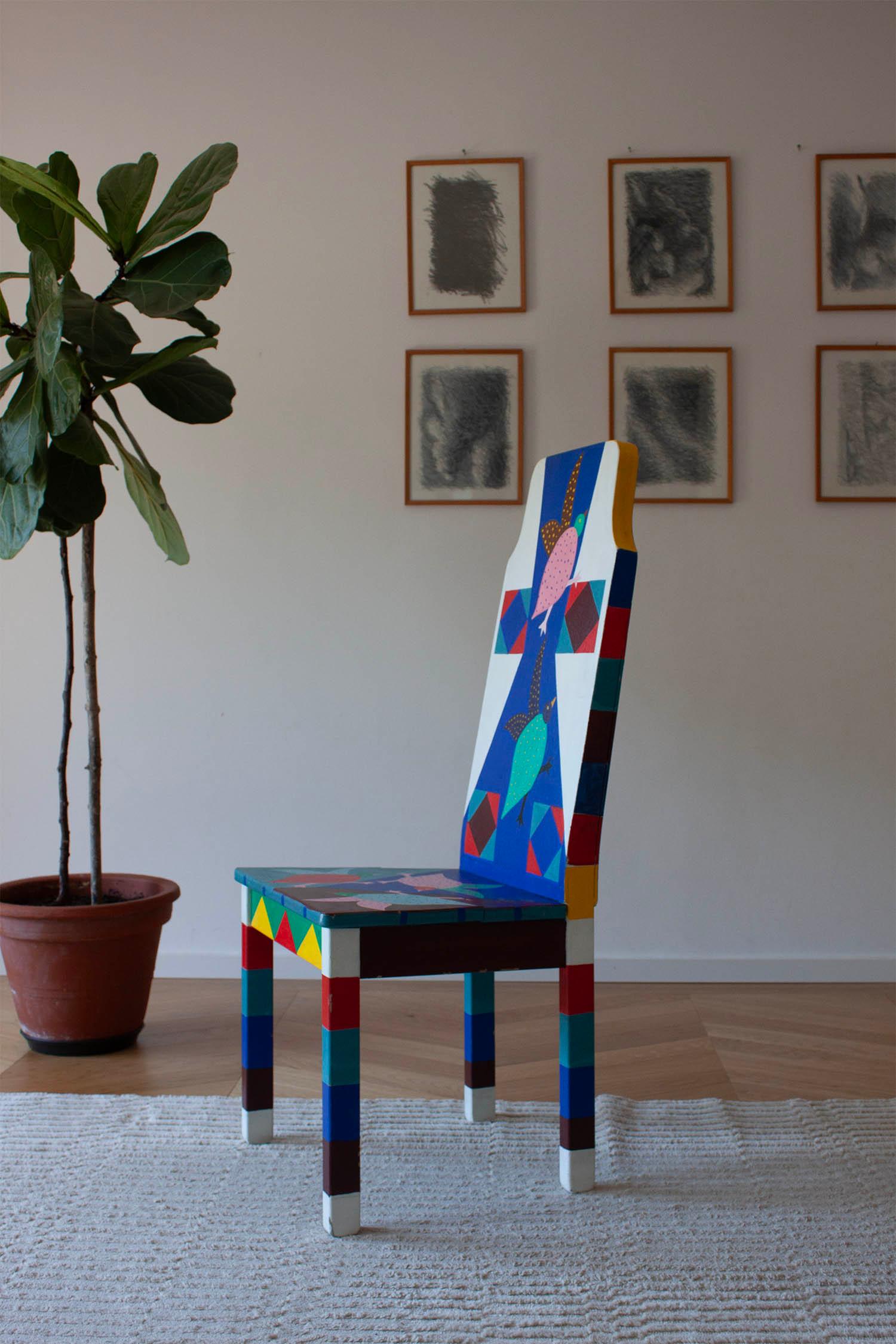 Chaise peinte colorée avec formes abstraites et motif oiseau en vente 3