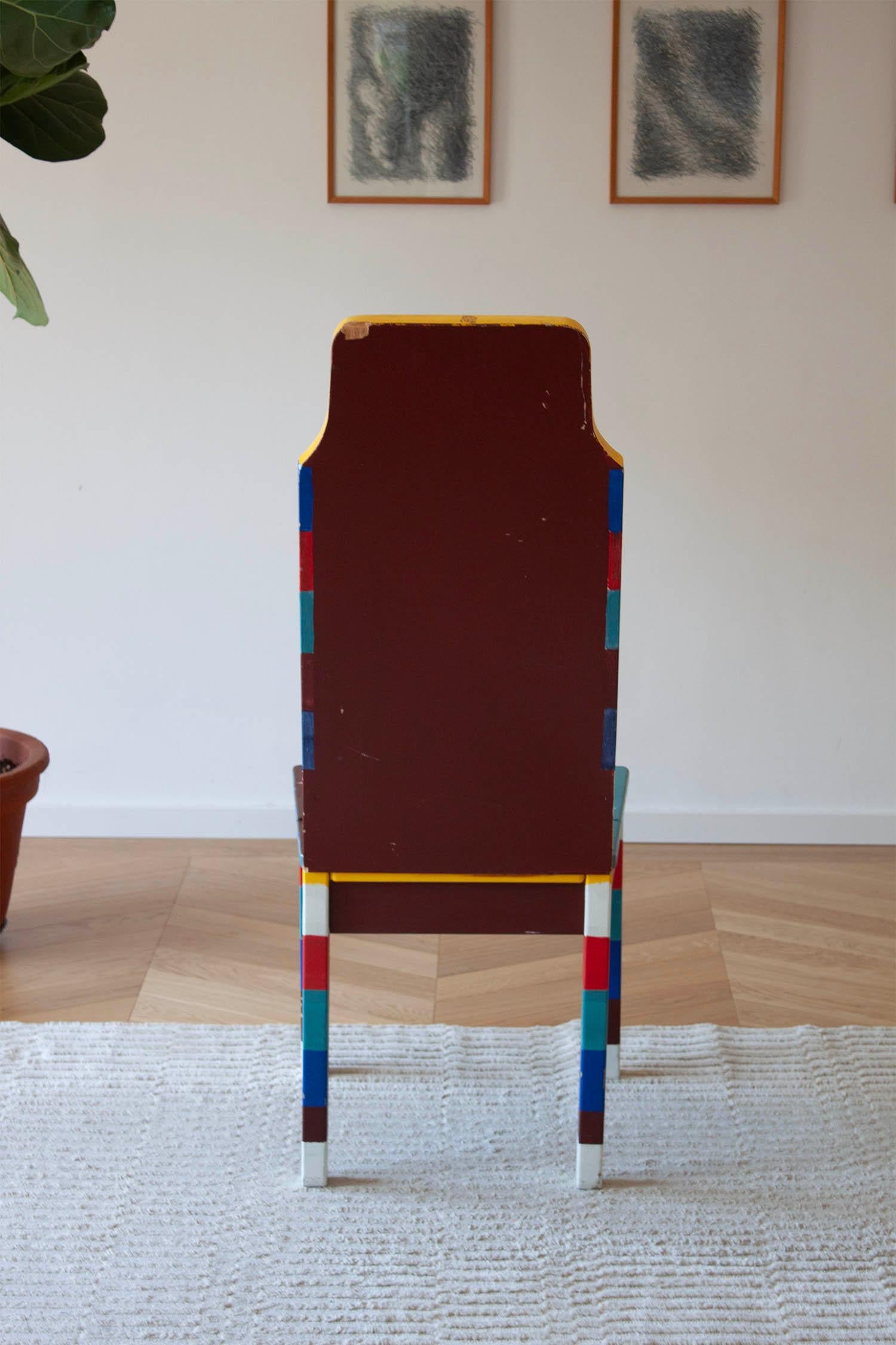 Chaise peinte colorée avec formes abstraites et motif oiseau en vente 4