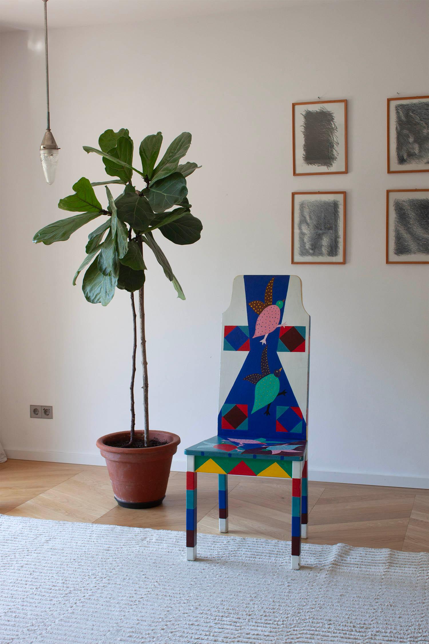 Allemand Chaise peinte colorée avec formes abstraites et motif oiseau en vente