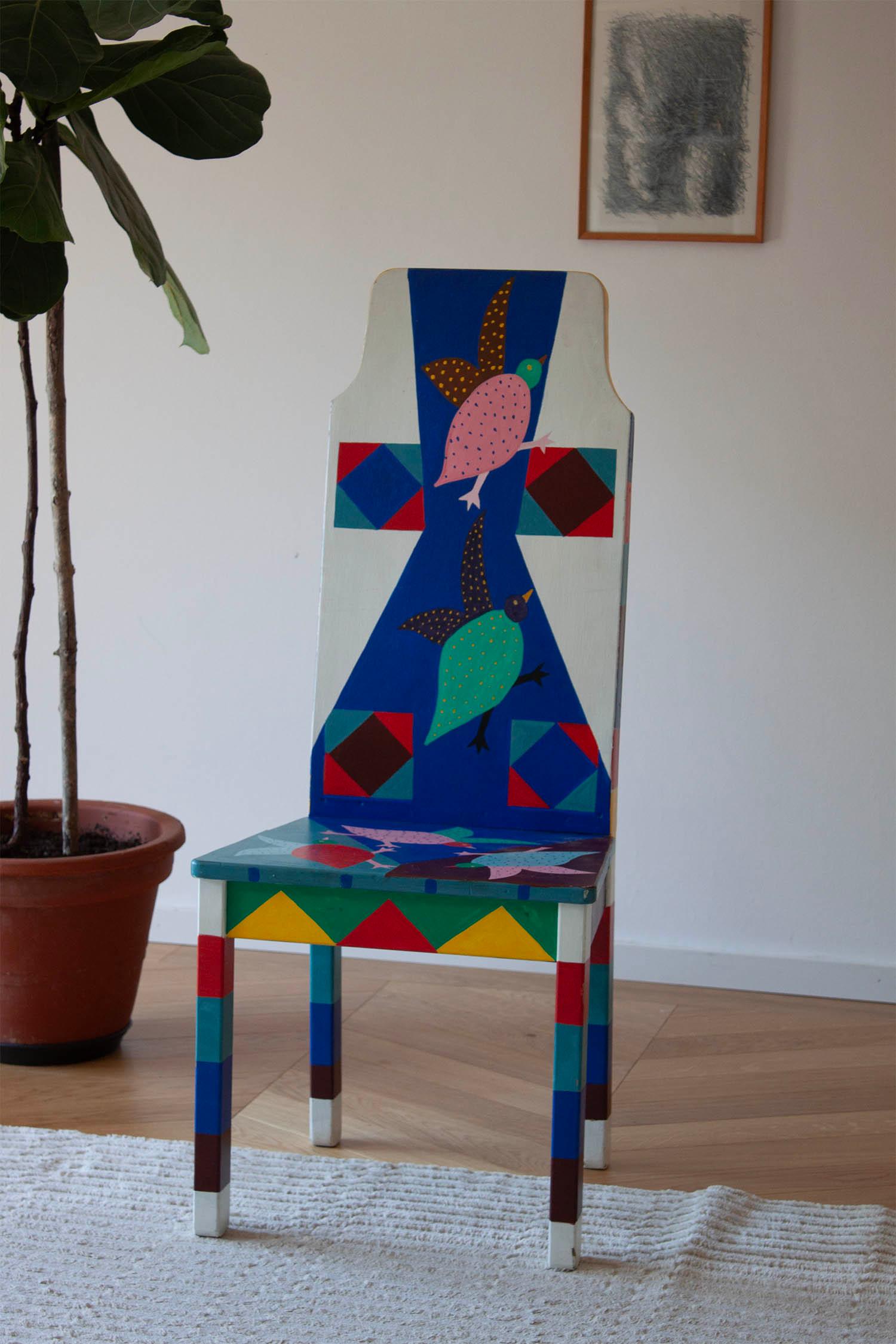 Sculpté à la main Chaise peinte colorée avec formes abstraites et motif oiseau en vente