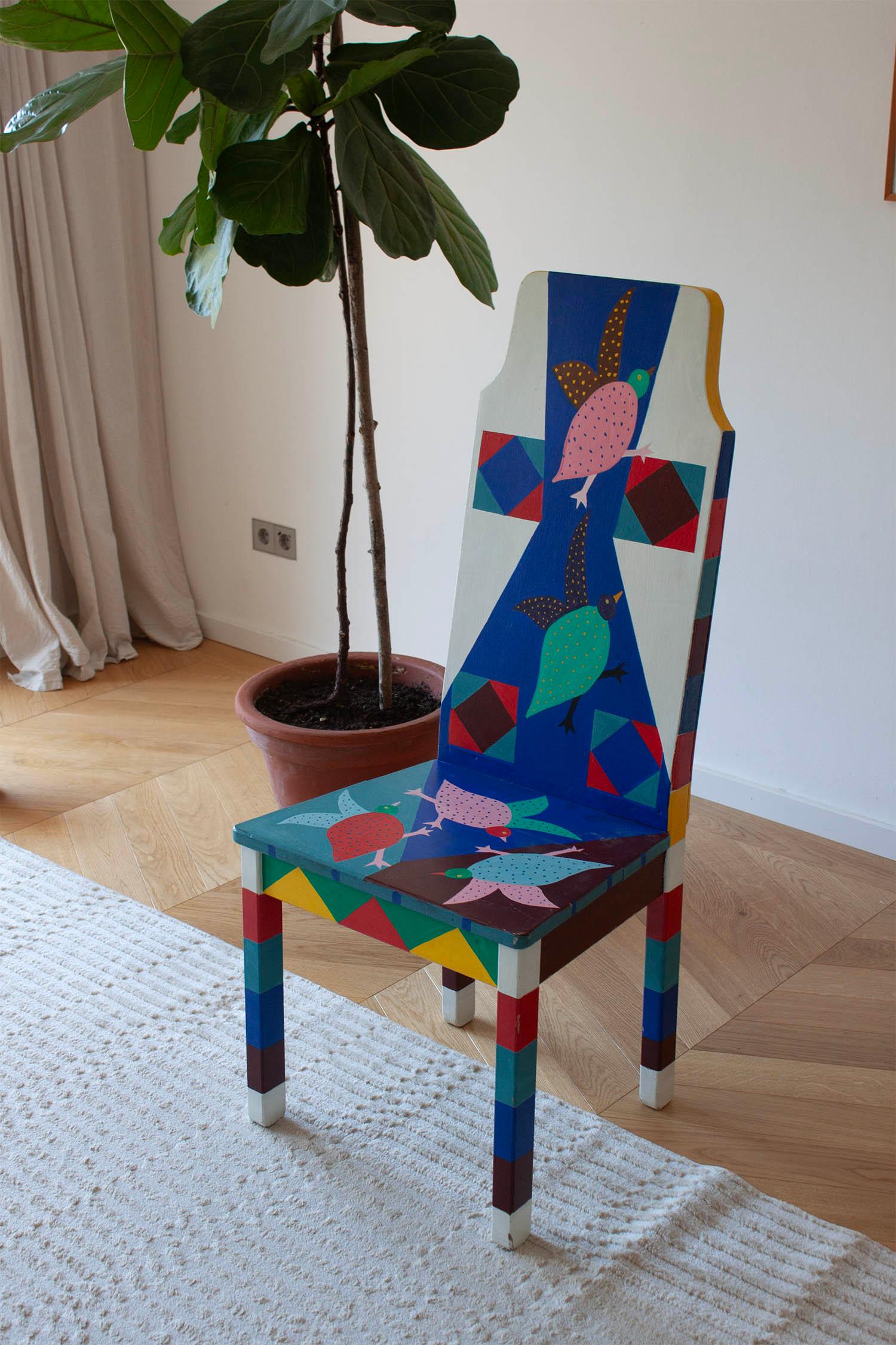 Chaise peinte colorée avec formes abstraites et motif oiseau État moyen - En vente à Rümmingen, BW