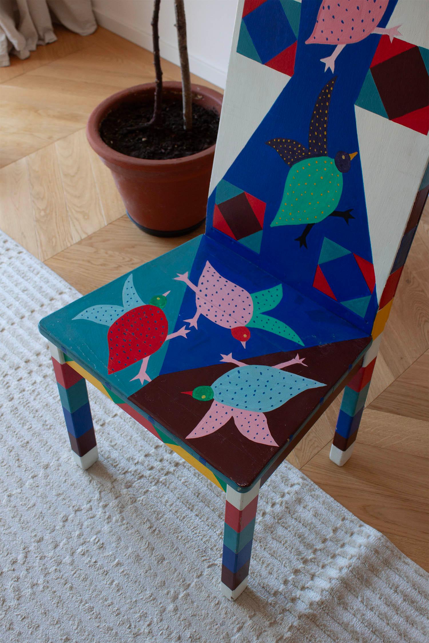 20ième siècle Chaise peinte colorée avec formes abstraites et motif oiseau en vente