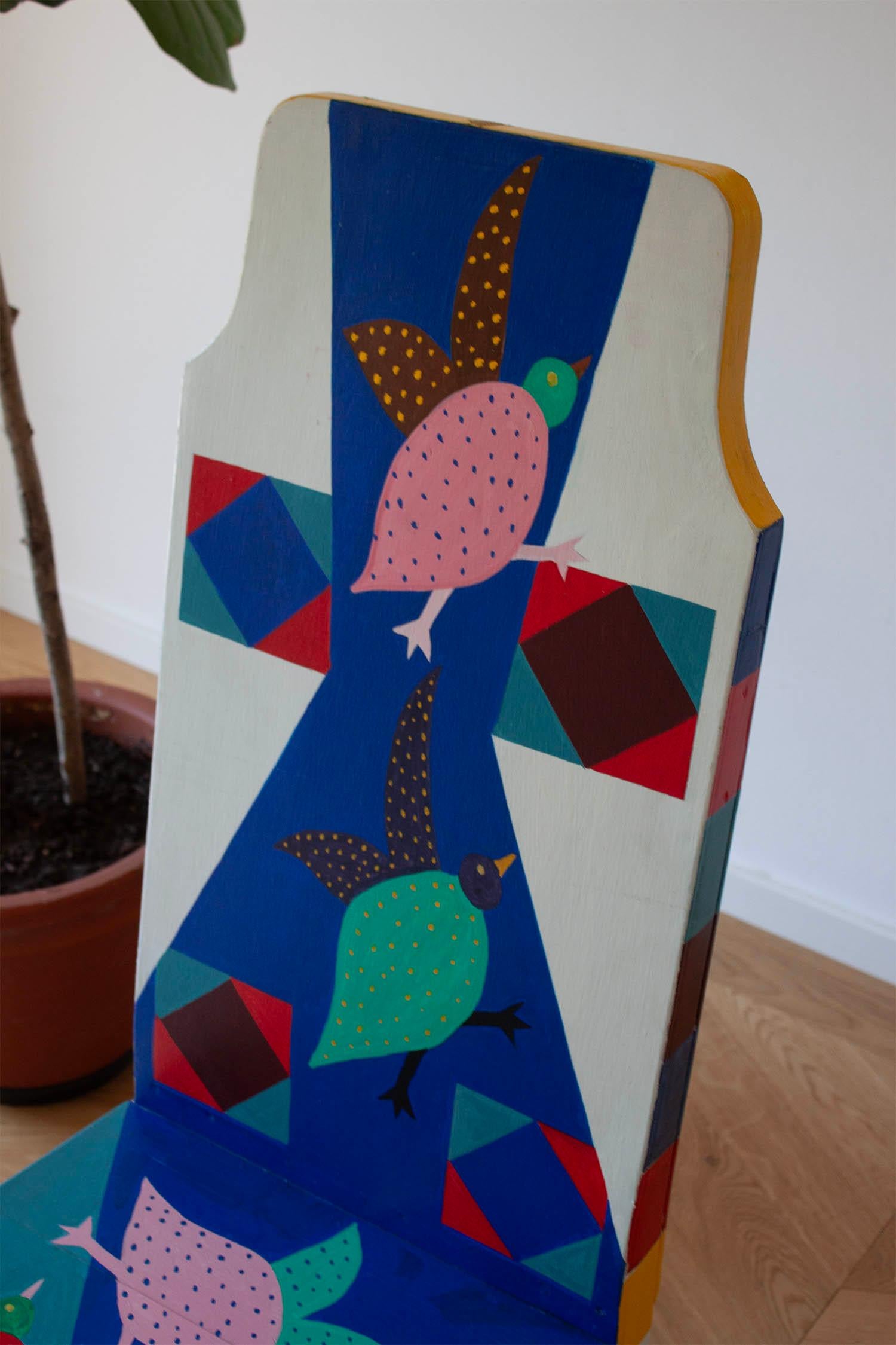 Bois Chaise peinte colorée avec formes abstraites et motif oiseau en vente