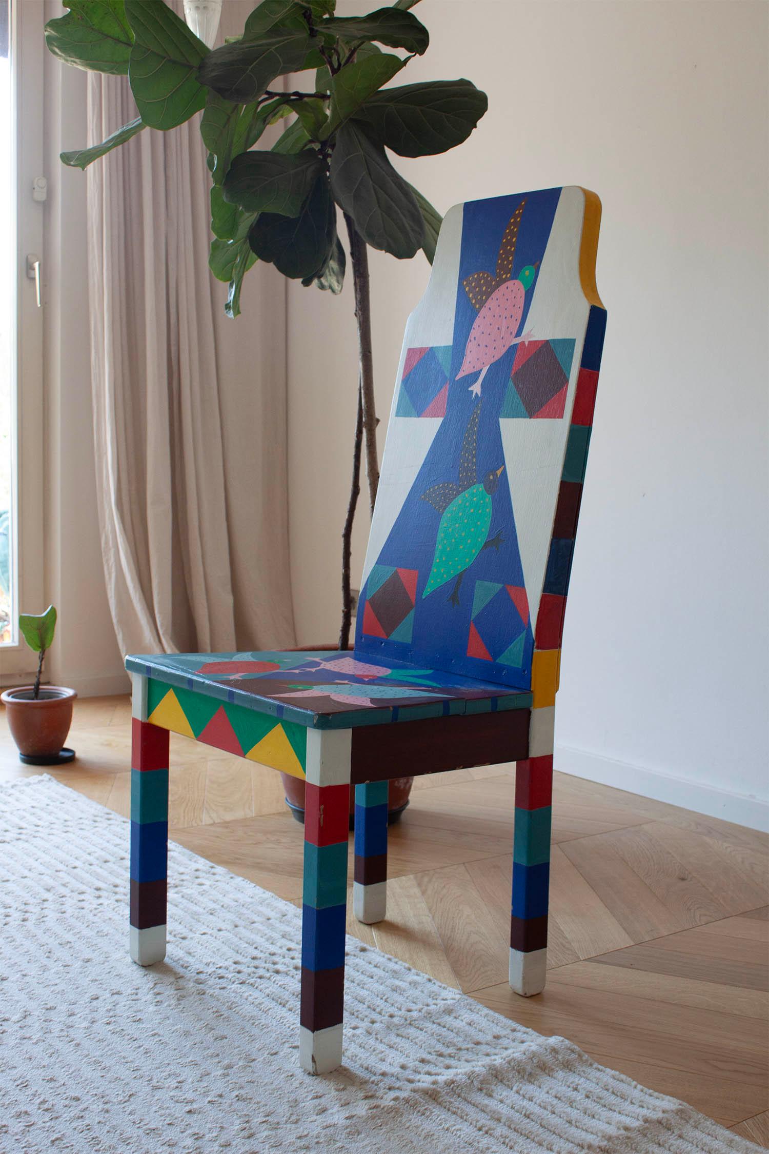 Chaise peinte colorée avec formes abstraites et motif oiseau en vente 1
