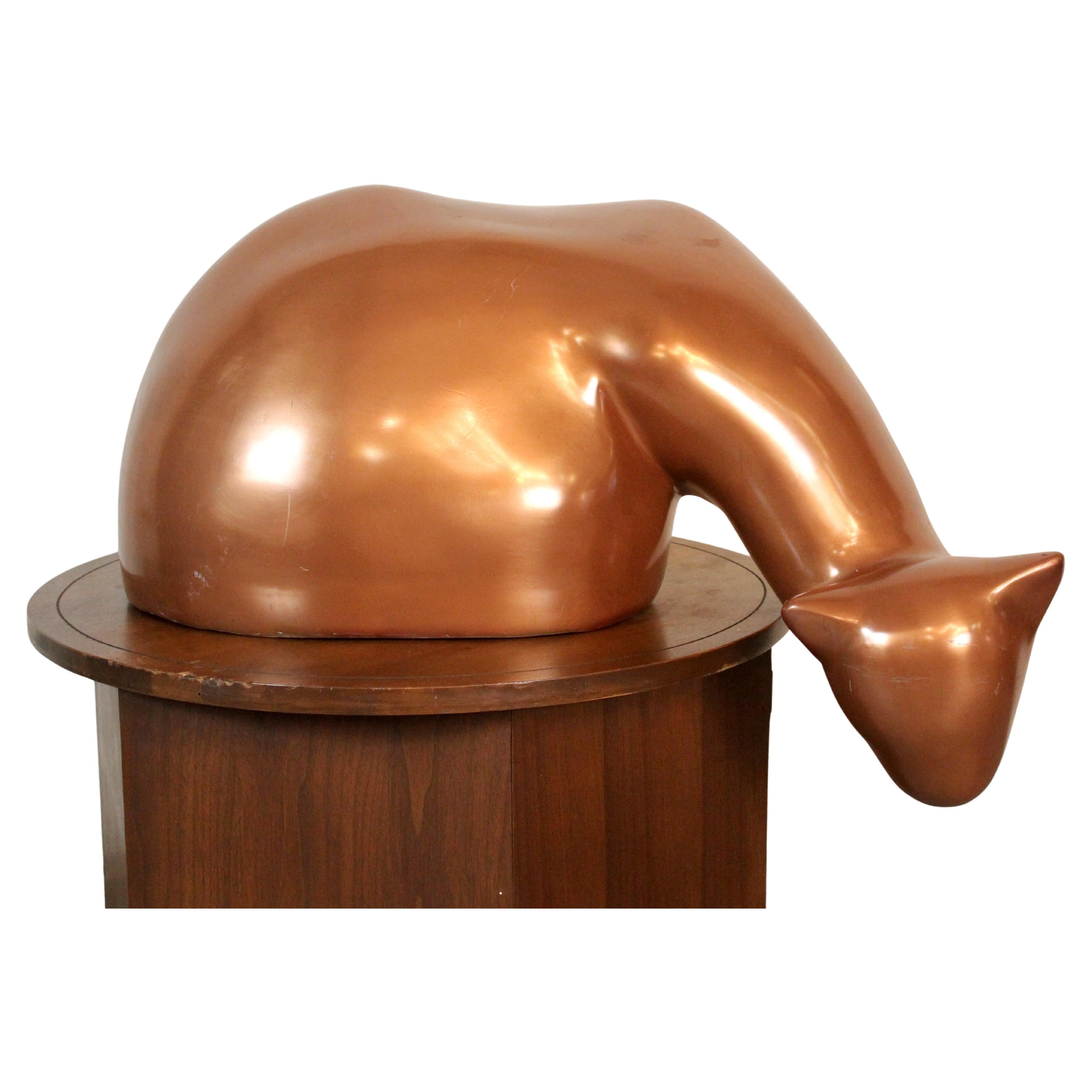 Joueur et audacieux, ce chat sculptural en fibre de verre capture une esthétique postmoderne frappante avec sa forme minimaliste et sa riche finition en bronze métallique. La pose stylisée et abstraite dégage du caractère et du charme, ce qui en
