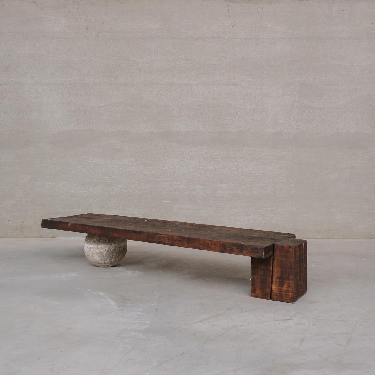 Une table basse inhabituelle fabriquée par un artiste. 

France, c1950s. 

Un mariage de bois ancien et d'une boule de béton vintage. Une forme parfaite pour créer une table basse sculpturale. 

Bon état. 

Réf. interne : 009/01/25/001.