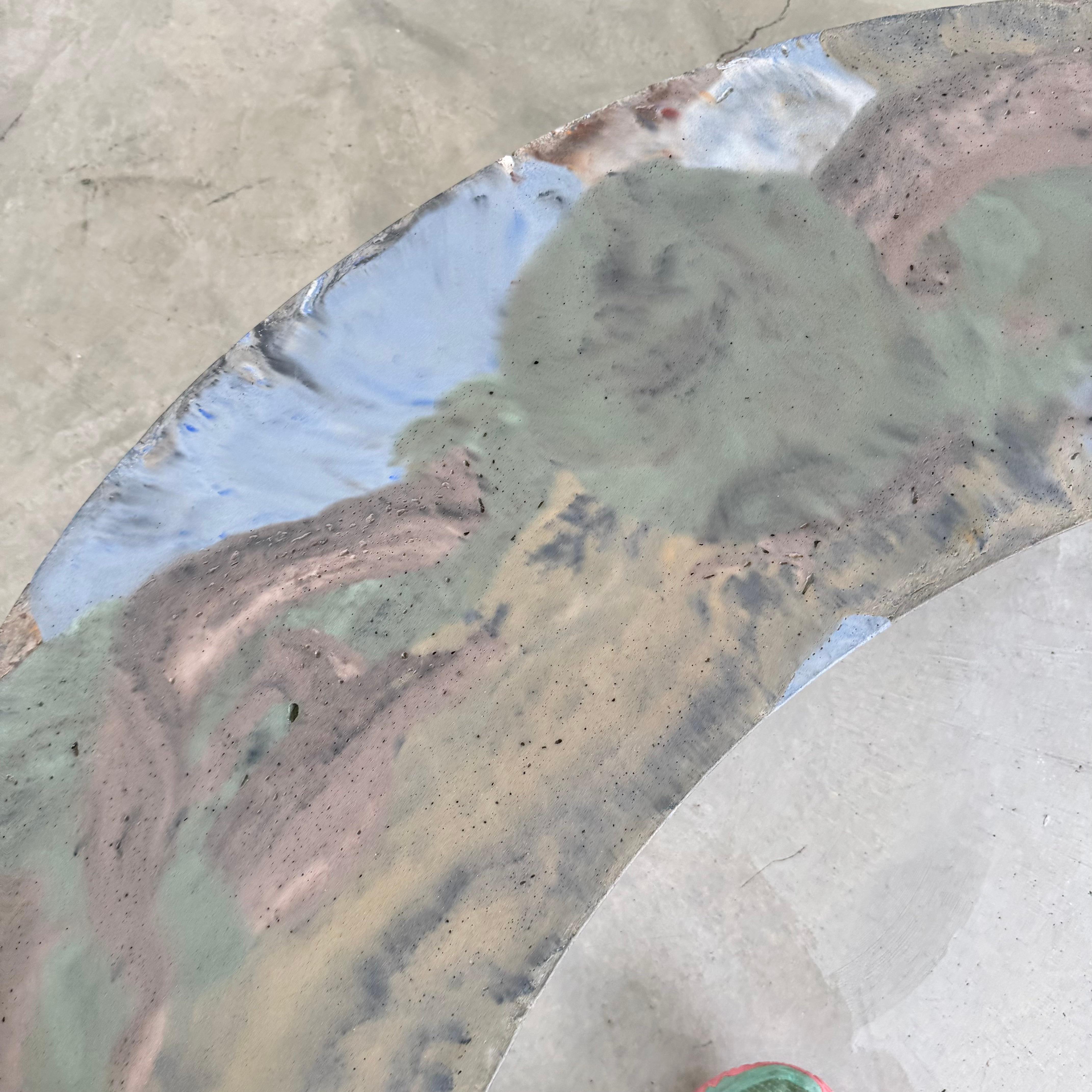 Table basse Boomerang en béton teinté à la main, fabriquée par un artiste, 2025 en vente 3